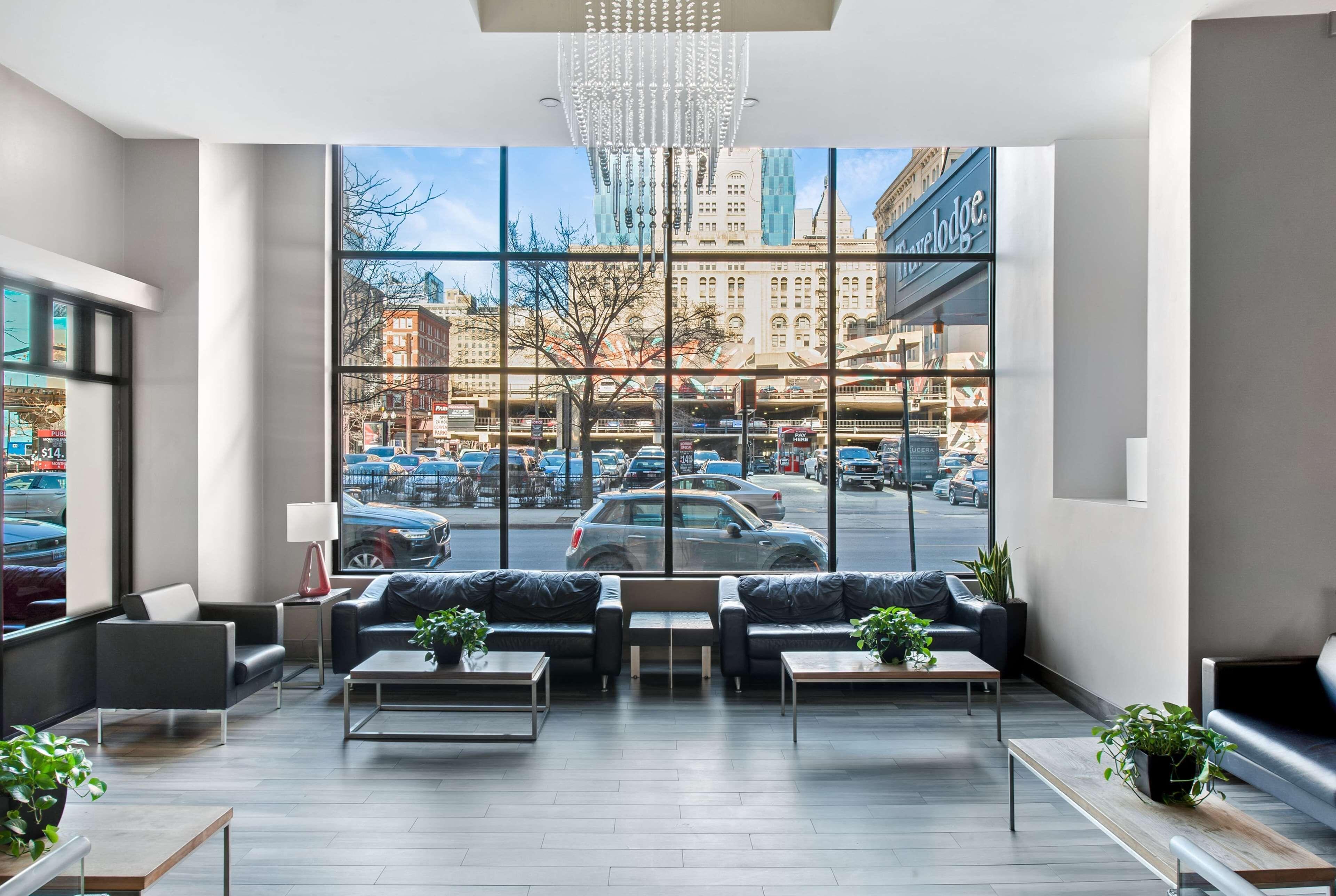 Staying In Chicago: 4 Cheap Hotels Compared for Smart Travelers