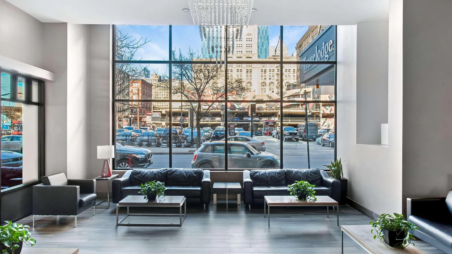 Staying In Chicago: 4 Cheap Hotels Compared for Smart Travelers