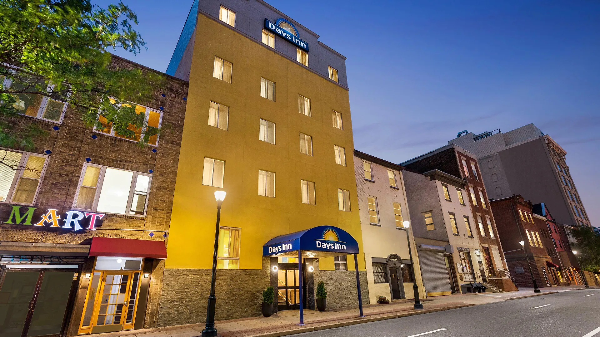 12 Smart Central Hotels In Parkway Museum District Worth Booking