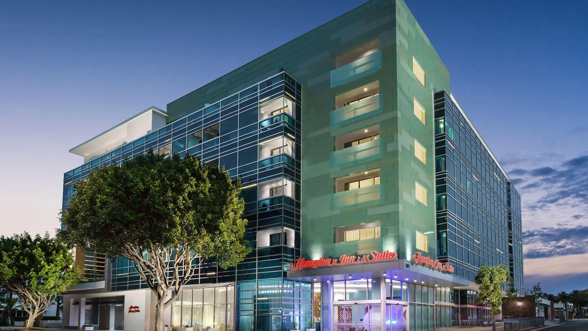 Staying Central in Santa Monica: 12 Hotels Compared