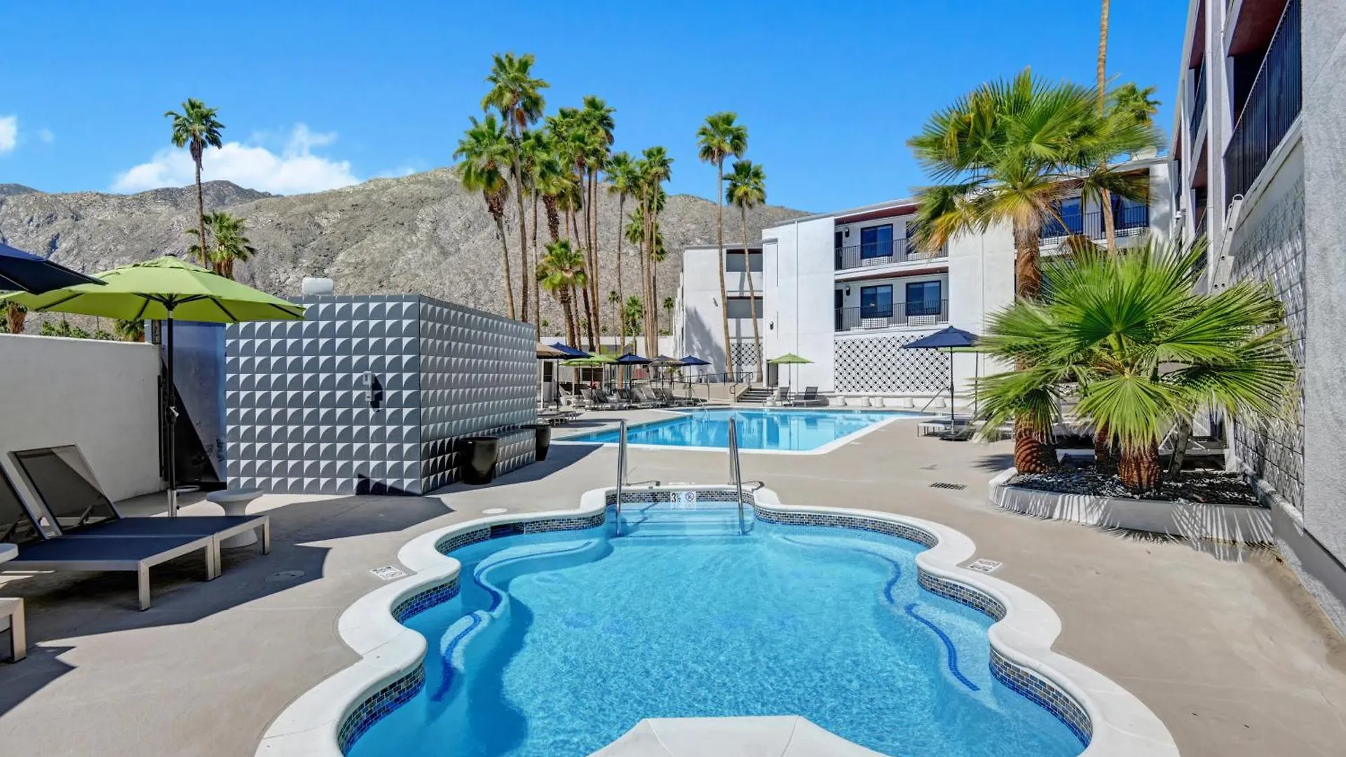 Staying in Downtown Palm Springs: 9 Four-Star Hotels Compared