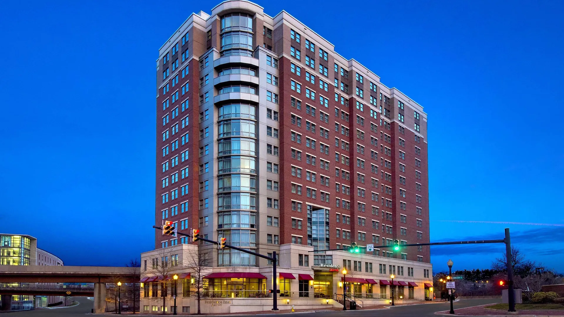 15 Airport-Accessible Hotels Close to Korean War Veterans Memorial