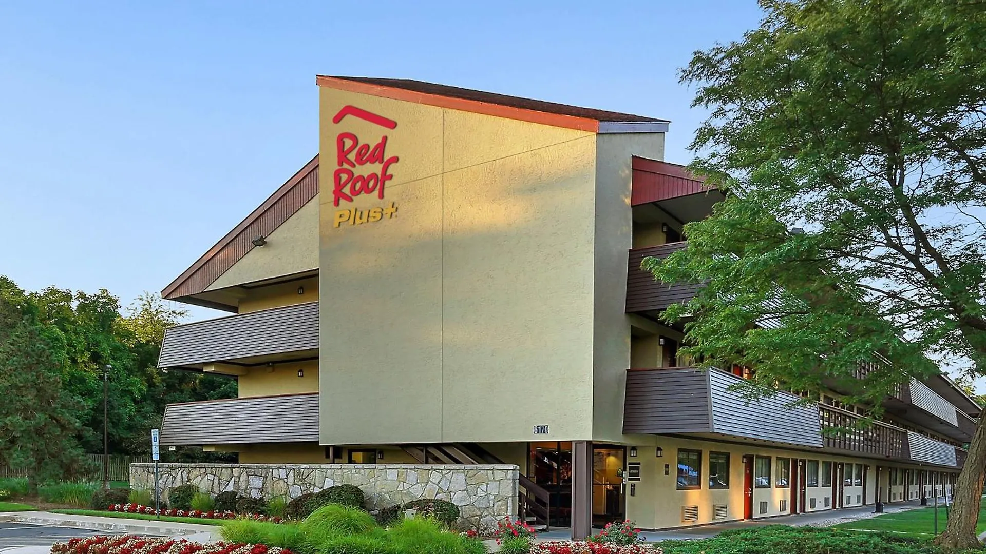 Staying Near the American Indian Museum: 15 Airport Hotels Compared