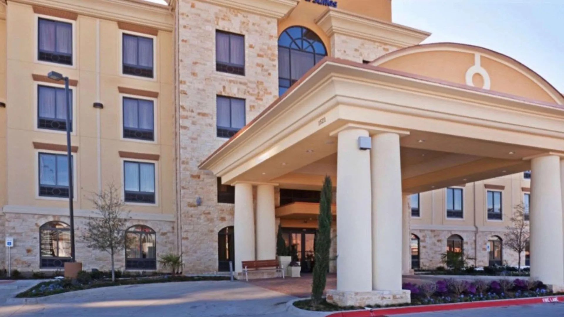 15 Smart Airport Hotels Near Frontiers of Flight Museum Worth Booking