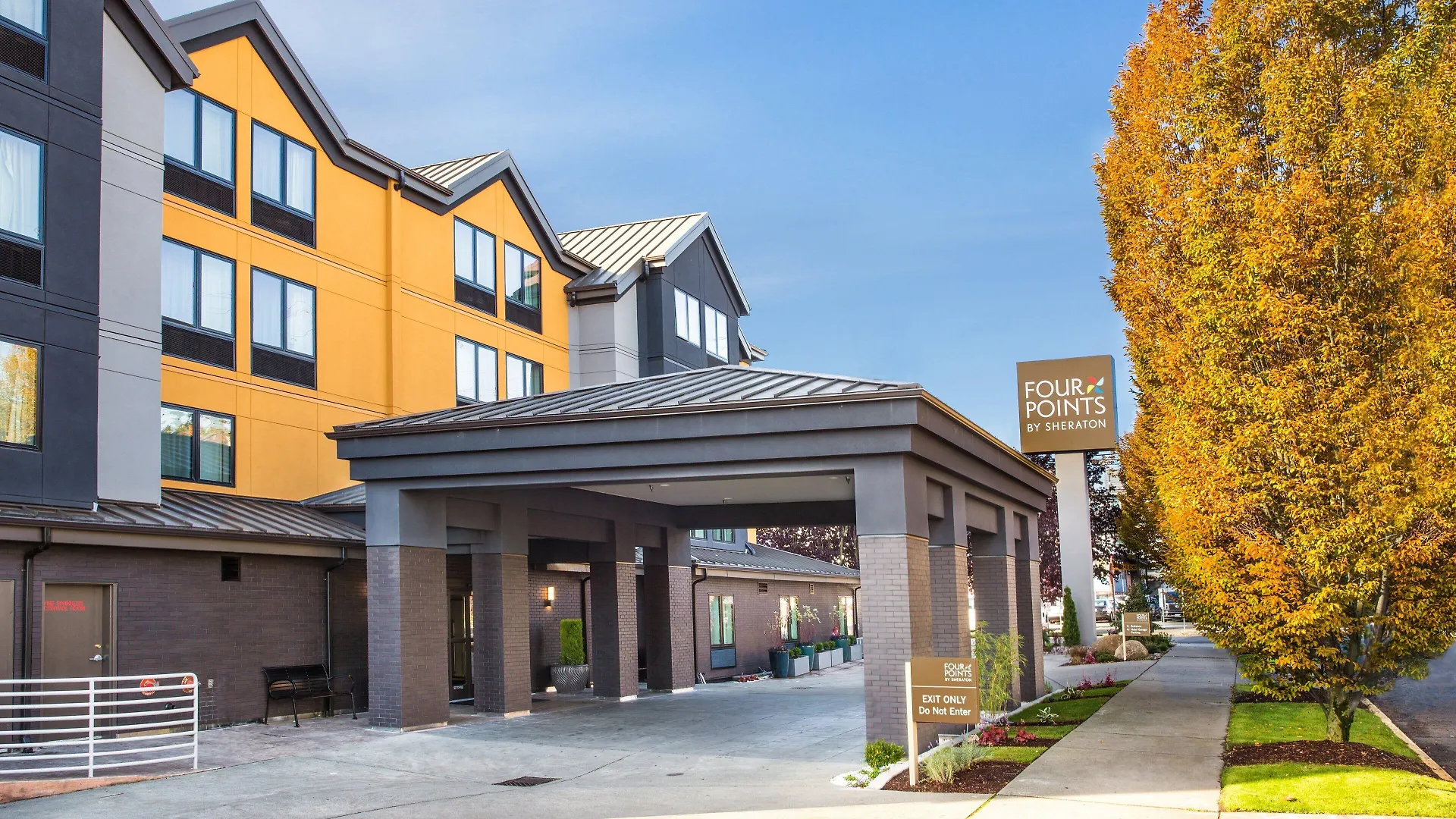 15 Hotels Near Chihuly Garden and Glass for Easy Seattle Access