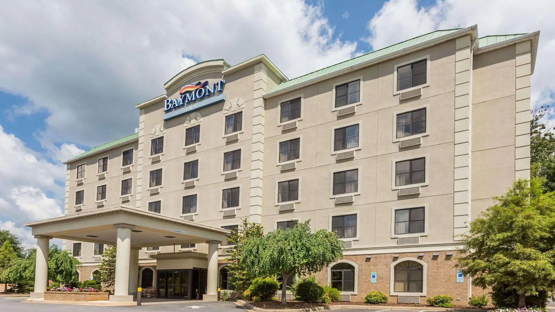 15 Cheap Hotels Near Turtle Creek Shopping Center in Asheville