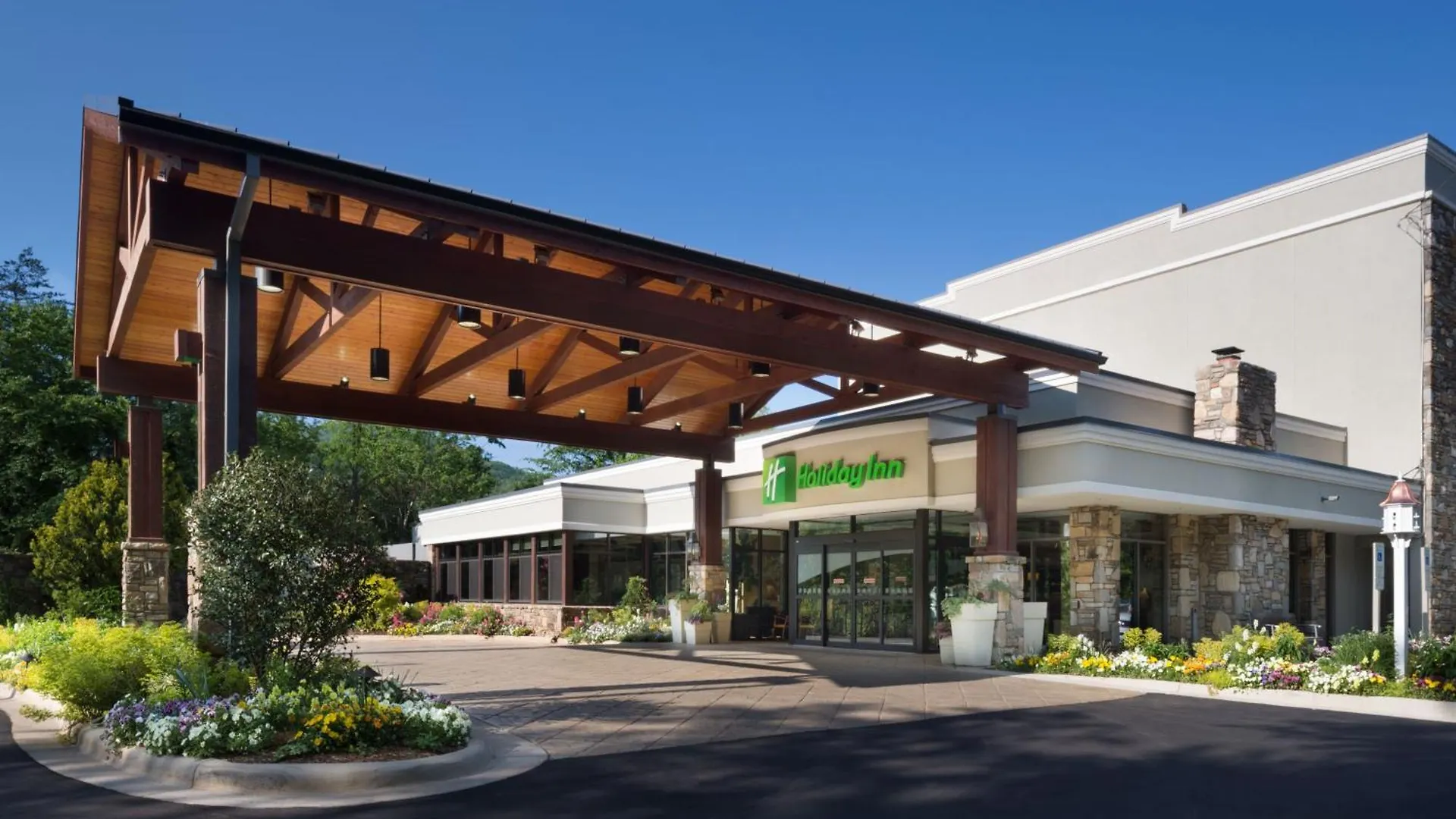 15 Business Hotels Close to Turtle Creek Shopping Center
