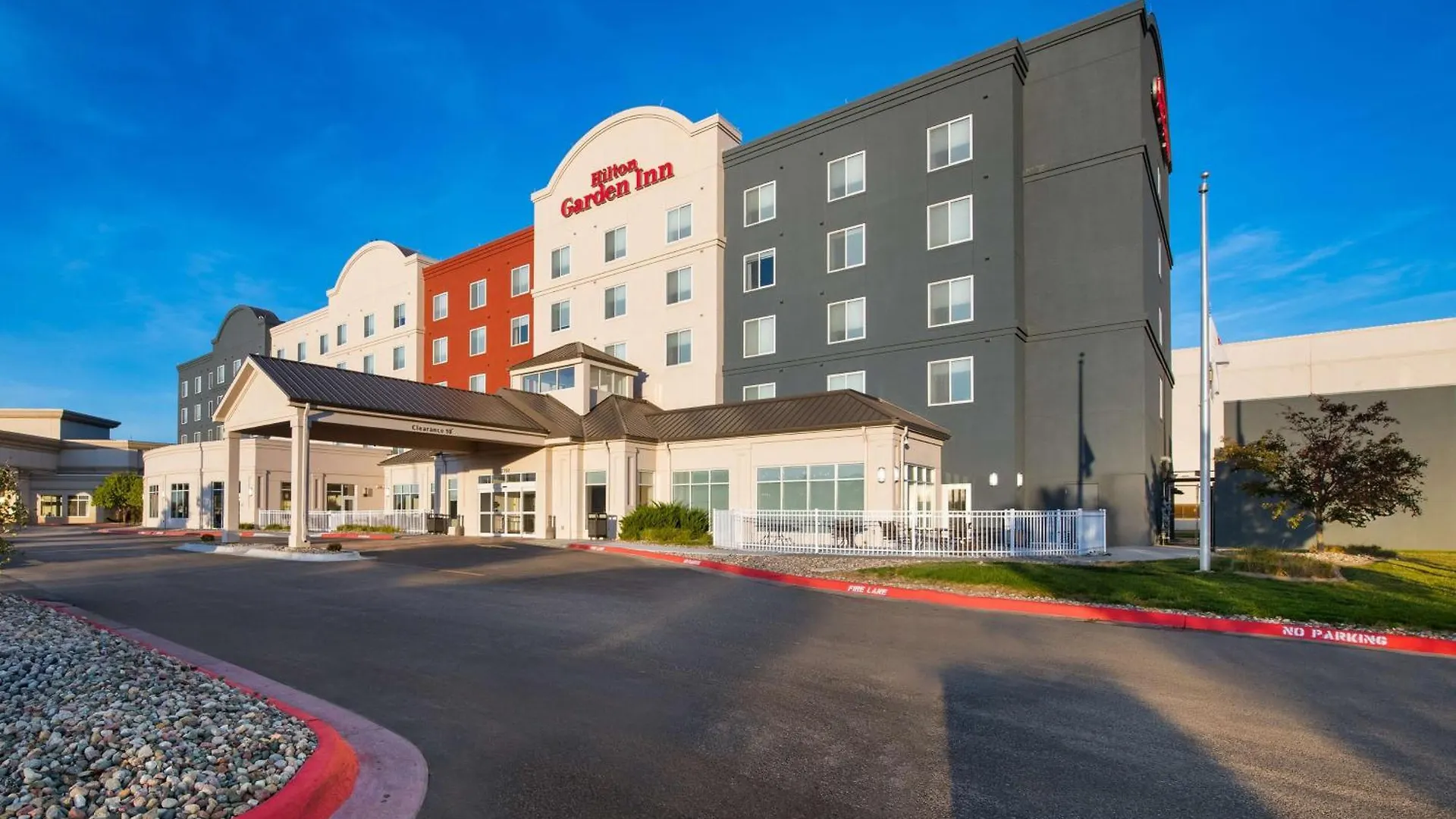 13 Business Hotels Near Hanscom Park That Deliver
