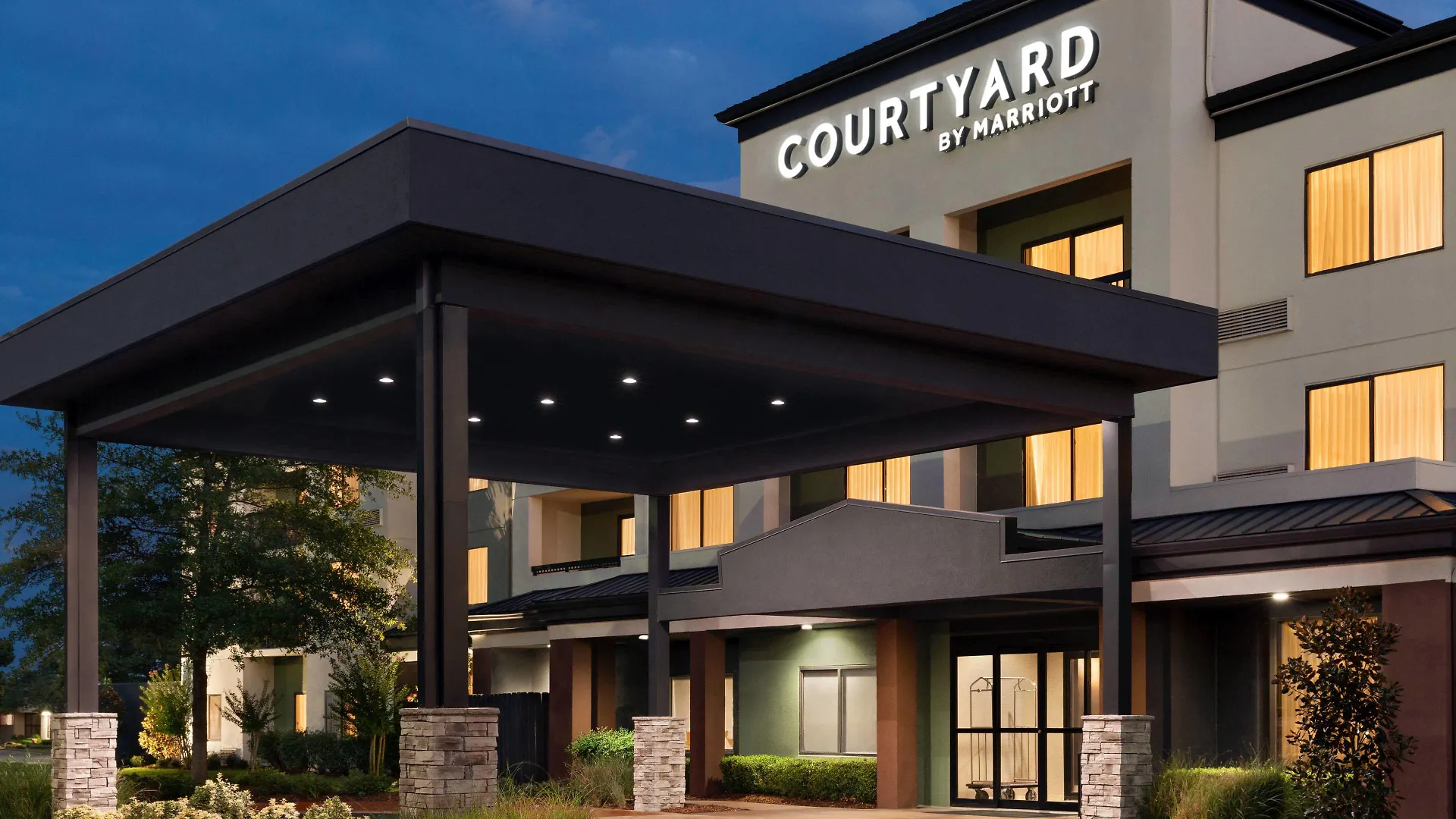 12 Smart Business Hotels Near LaFortune Park Worth Booking