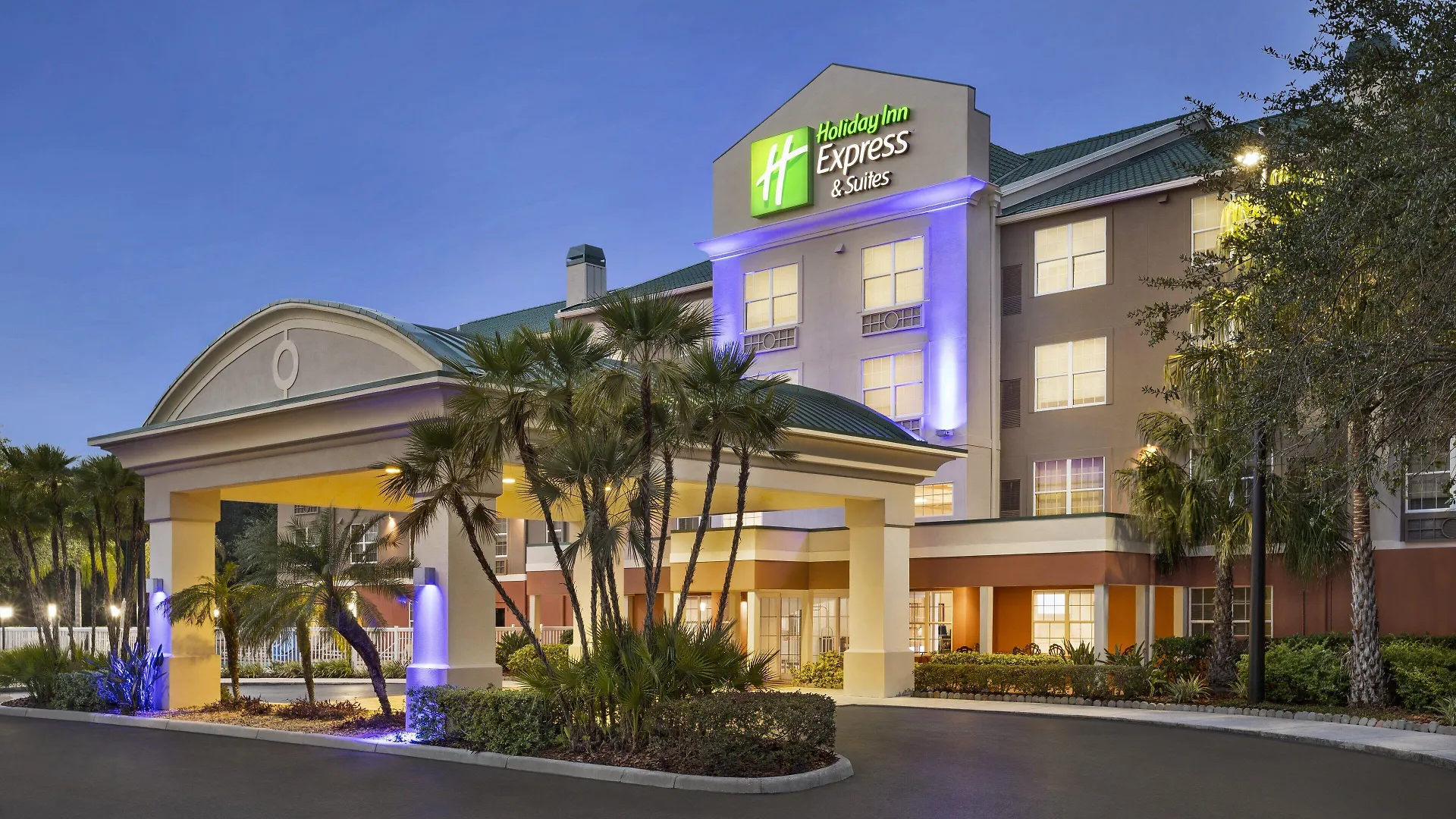 12 Business Hotels Near Pinecraft Park Worth Booking in Sarasota