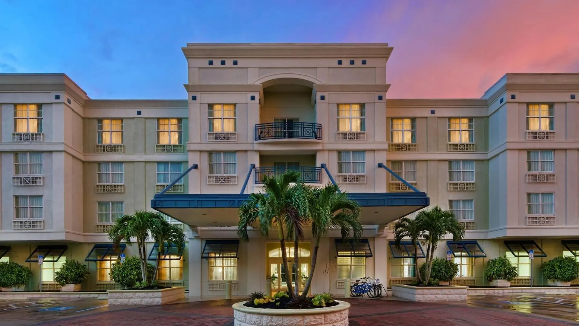 Where to Stay Near Pinecraft Park: 12 Exceptional Design Hotels