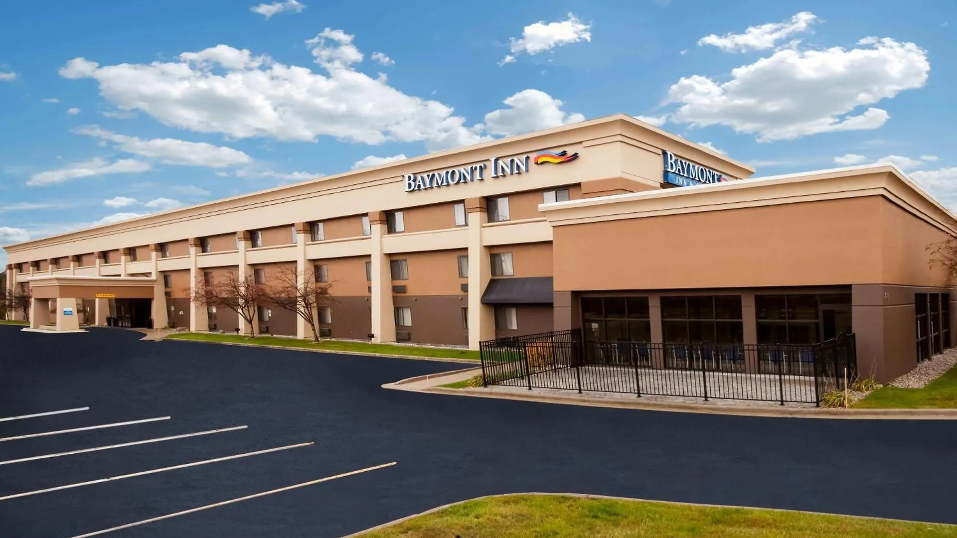 12 Smart Airport Hotels Near Grand Traverse Courthouse Marker