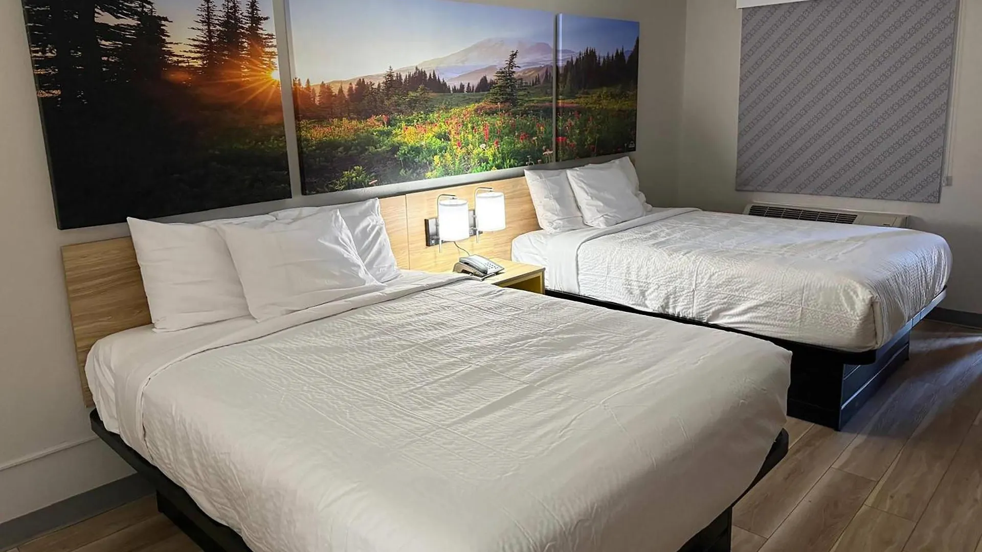 Staying Near Roy Powers Gallery: 10 Airport Hotels Compared