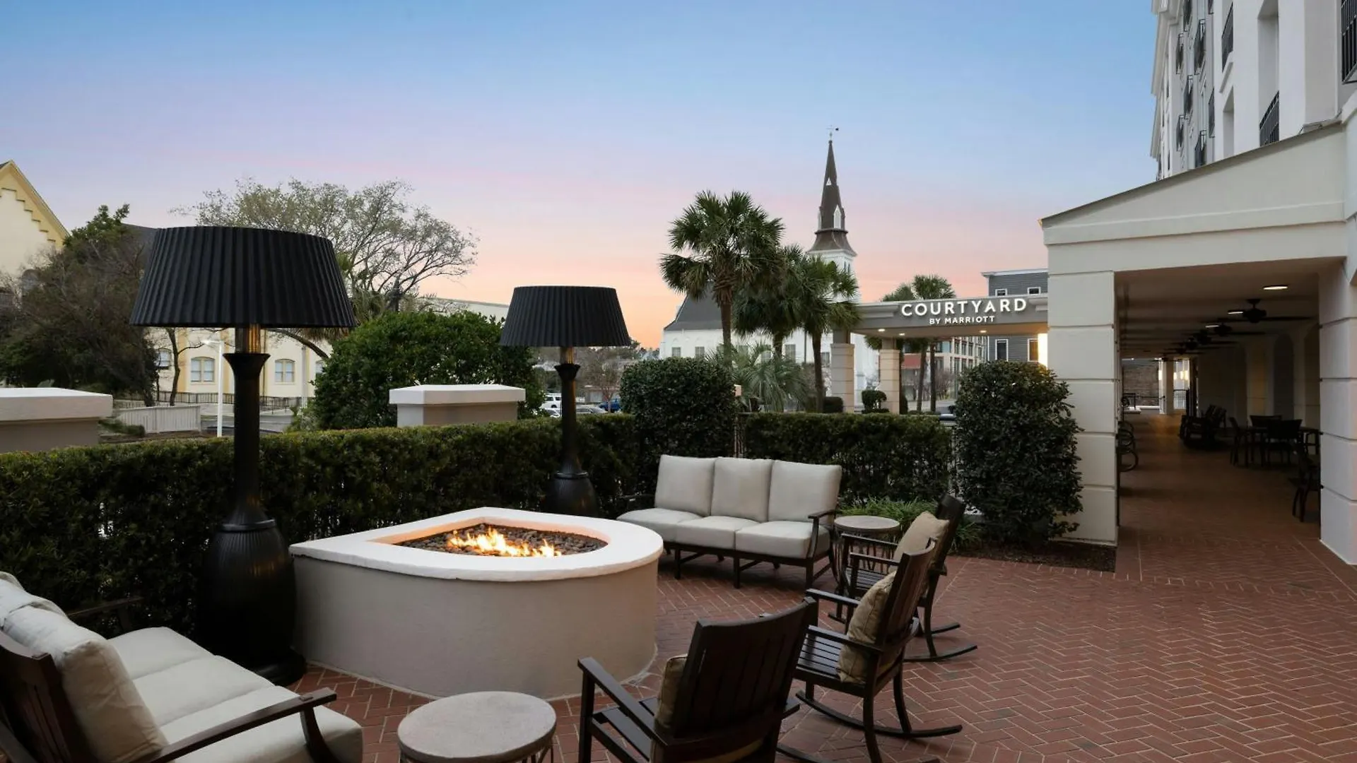 6 Romantic Hotels in Downtown Charleston That Deliver