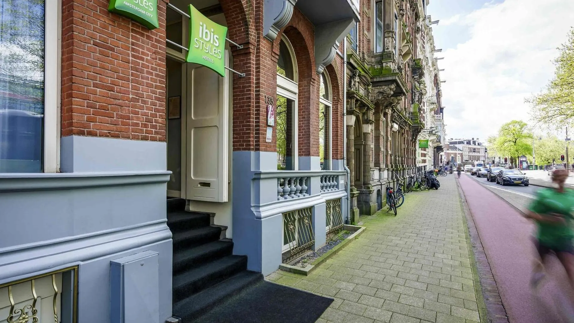 Staying in Oud Zuid: 4 Family Hotels Compared