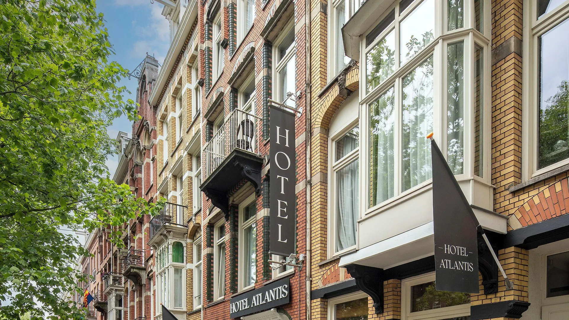 Staying Near Skinny Bridge: 7 Budget Hotels Compared
