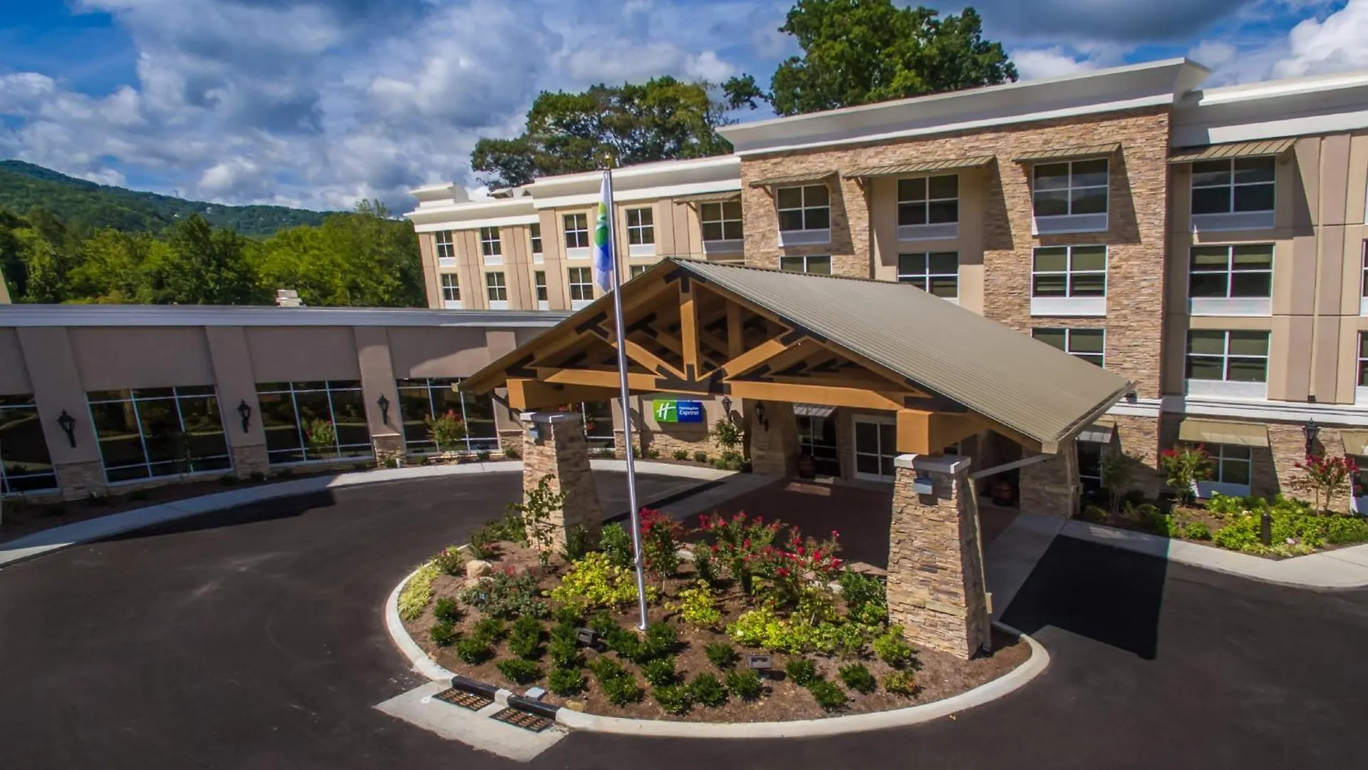 8 Budget Hotels Near Ripley's Davy Crockett Mini-Golf Worth Booking