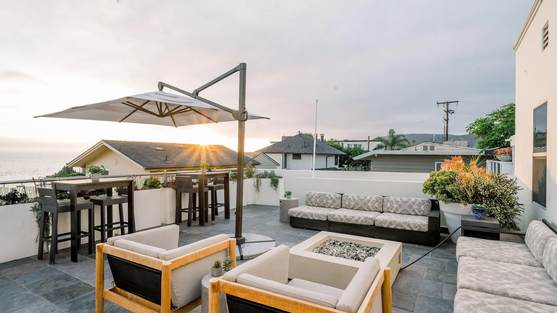 6 Central Hotels Near Crystal Cove Shopping Centre Worth Booking