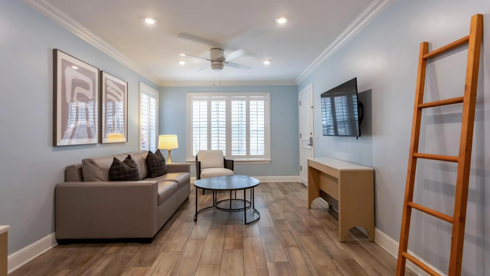 4 Central Hotels Near Spanish River Park Worth Booking