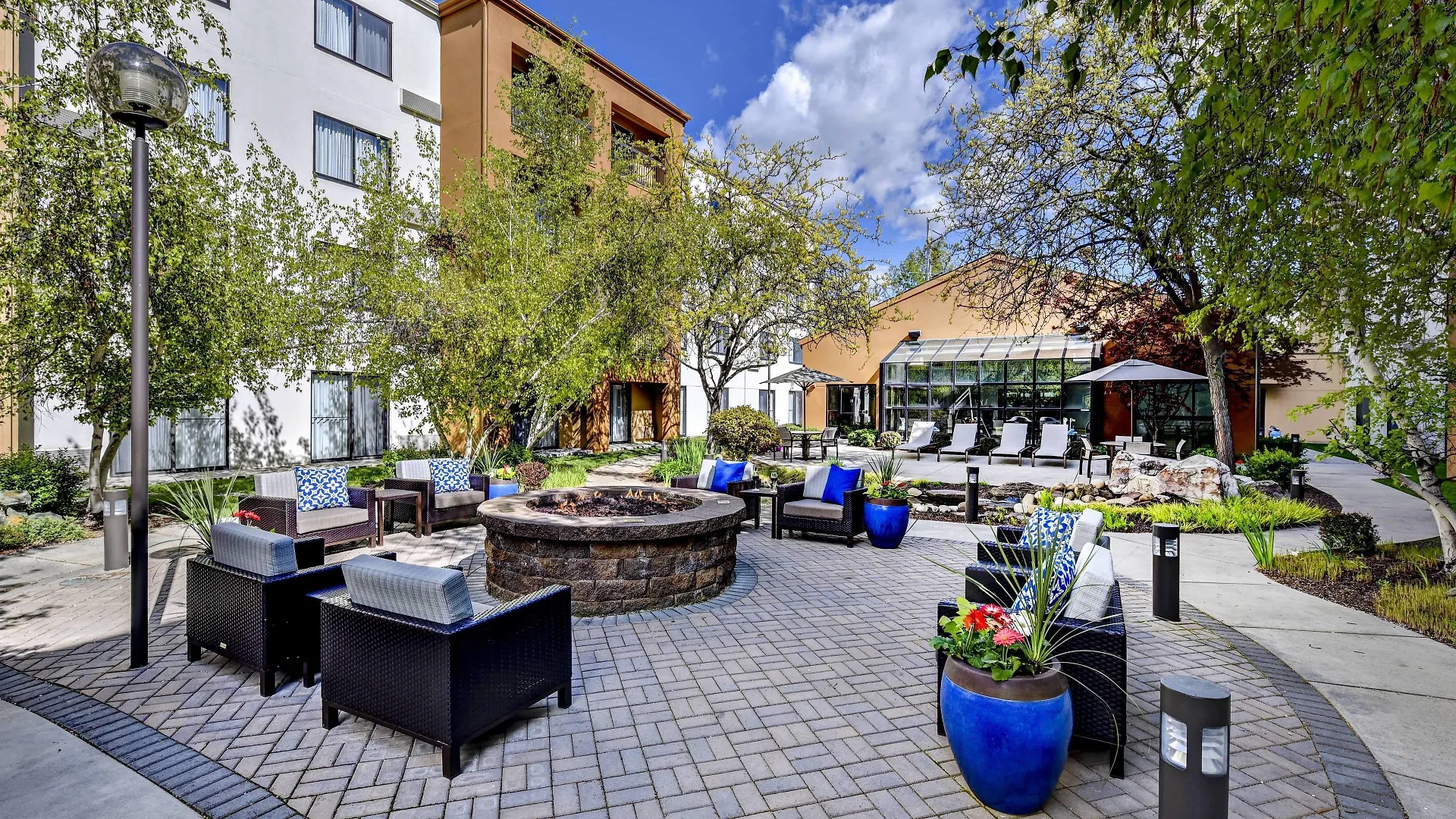 4 Smart Airport Hotels Near Famous Idaho Potato Bowl