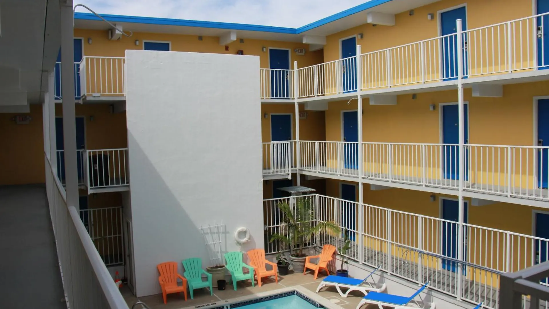 5 Central Hotels Near Splash Mountain Water Park for Easy Beach Access