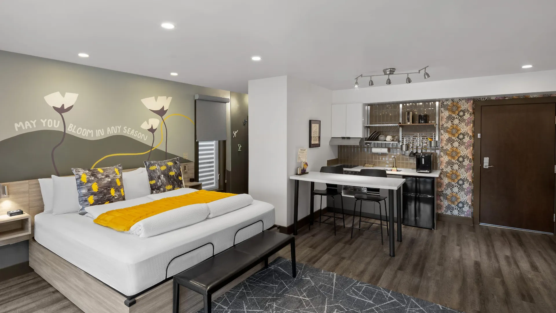 5 Central Hotels Near Mt Roberts Tramway That Deliver