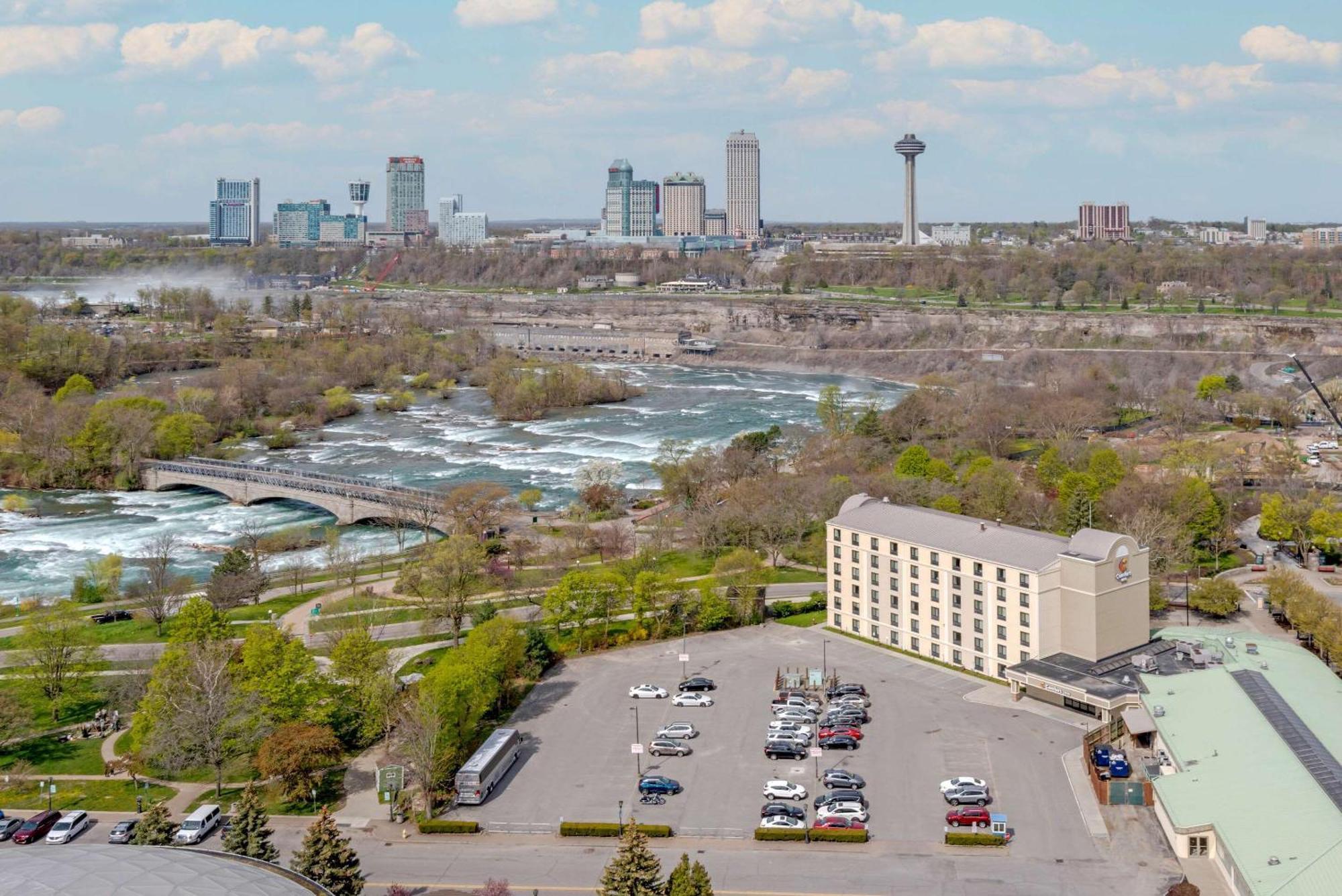 Staying in Downtown Niagara Falls: 11 Hotels Compared