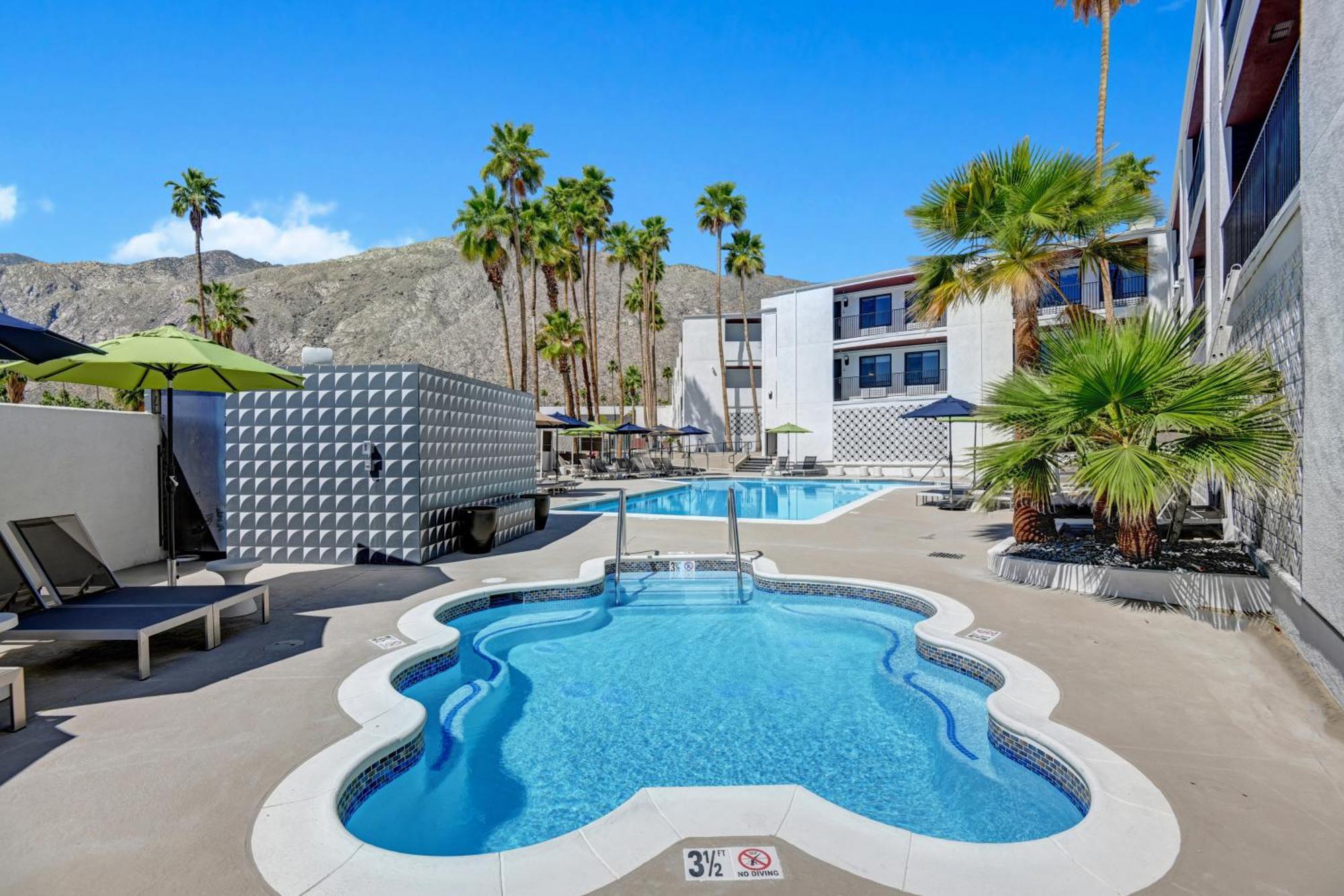 Staying in Downtown Palm Springs: 9 Four-Star Hotels Compared