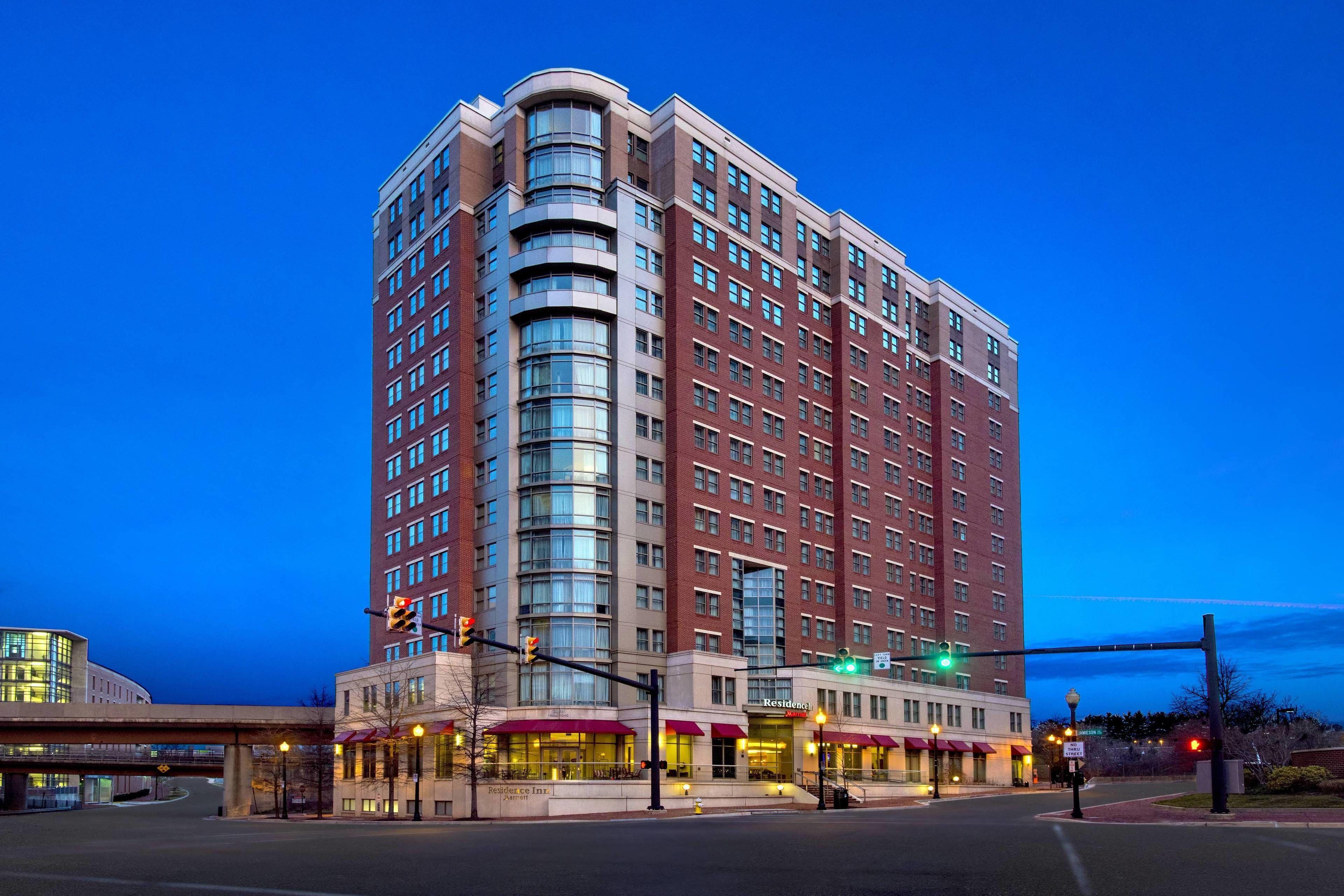 15 Airport-Accessible Hotels Close to Korean War Veterans Memorial
