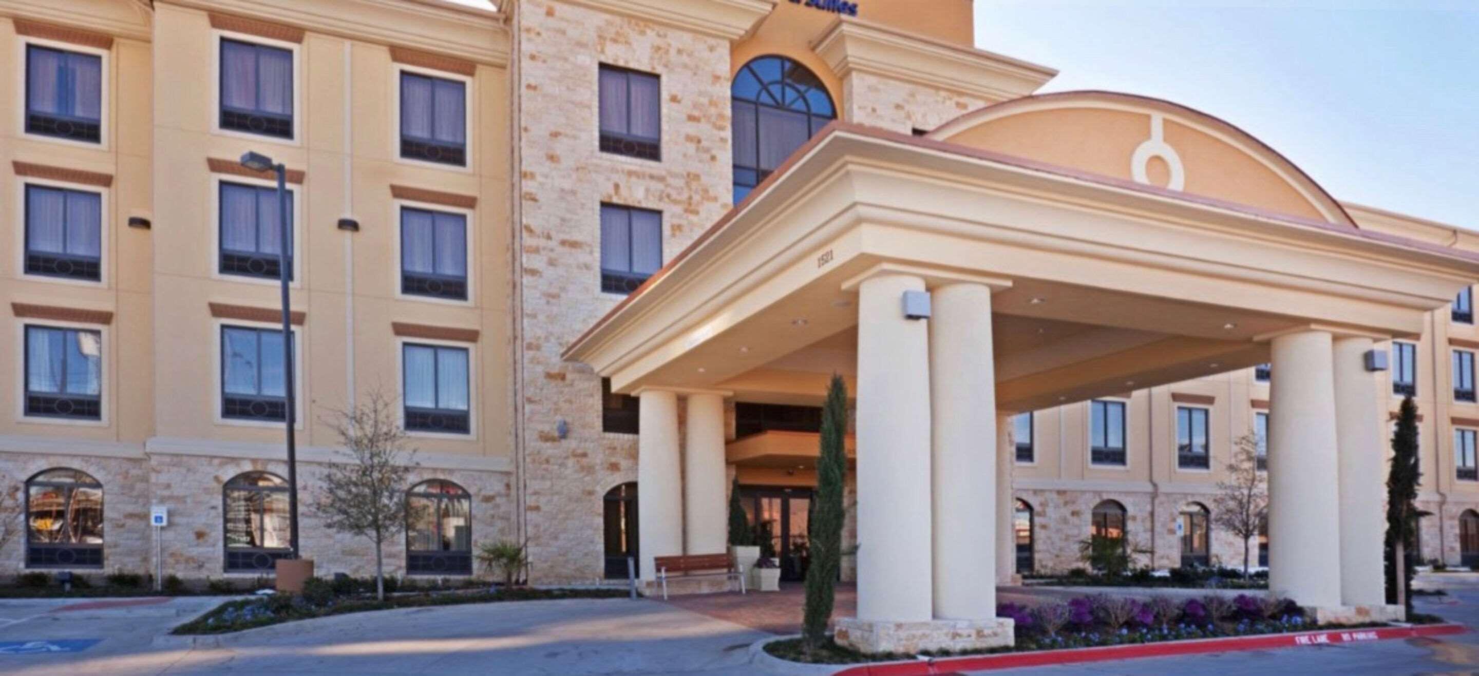 15 Smart Airport Hotels Near Frontiers of Flight Museum Worth Booking