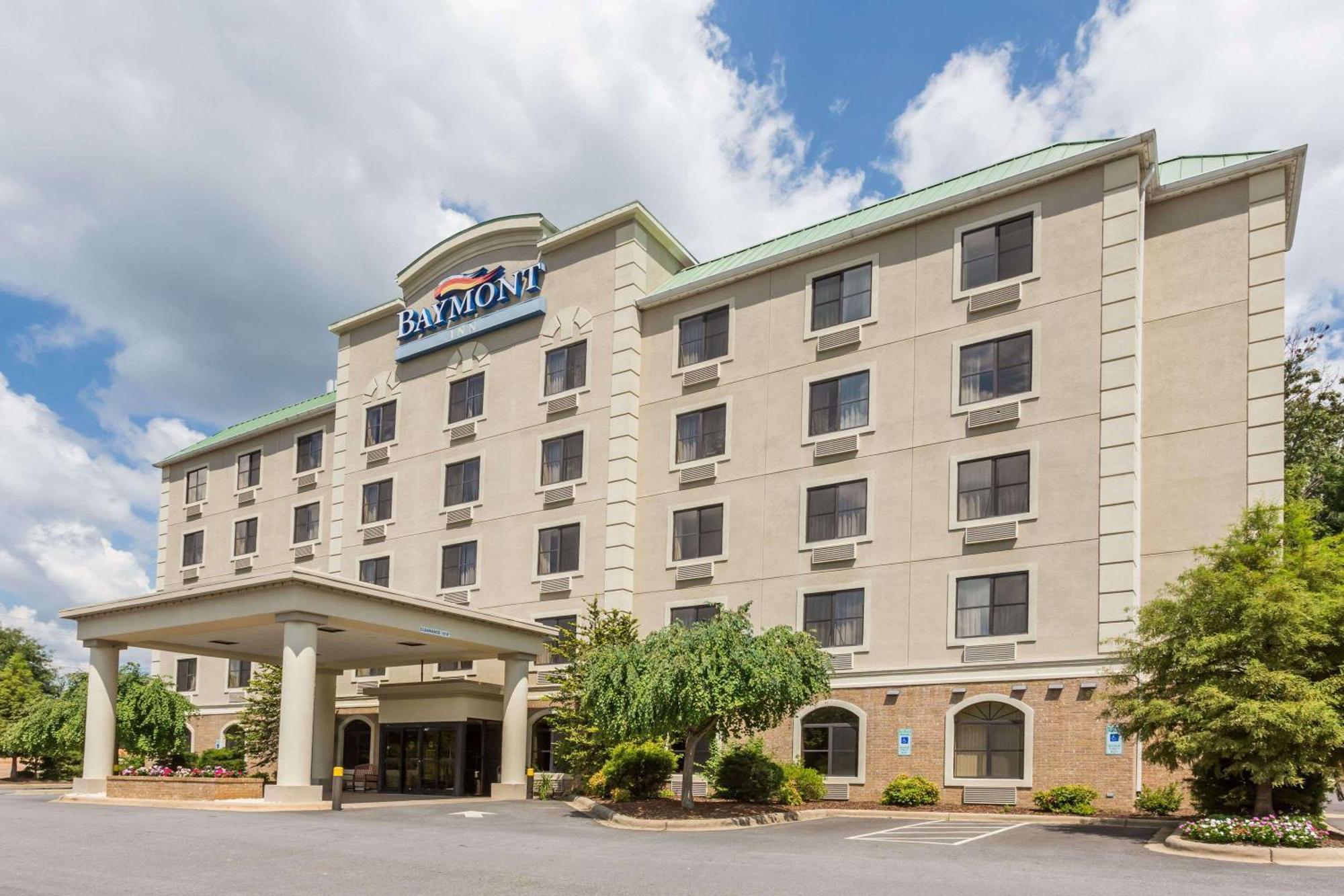 15 Cheap Hotels Near Turtle Creek Shopping Center in Asheville