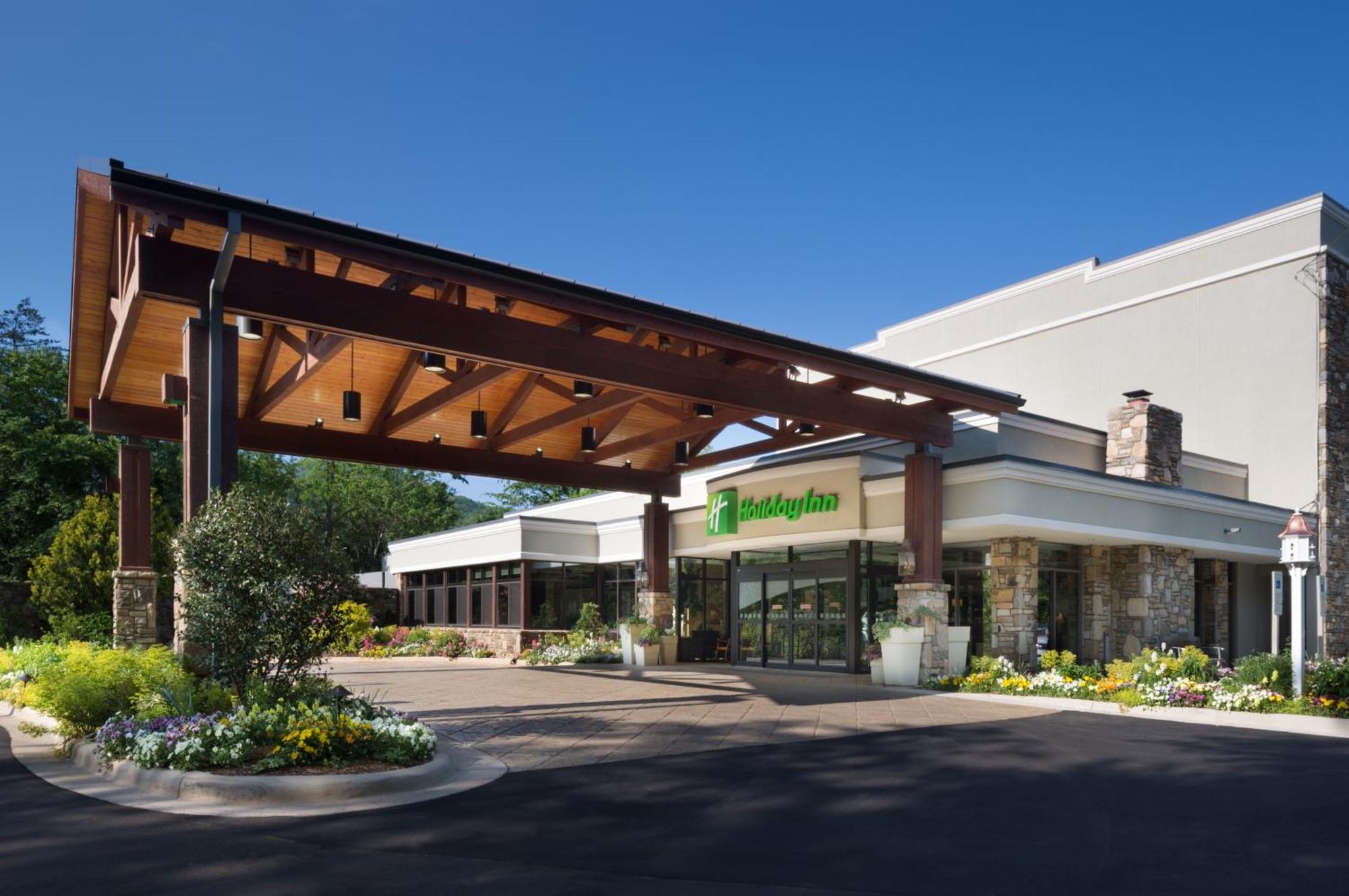 15 Business Hotels Close to Turtle Creek Shopping Center