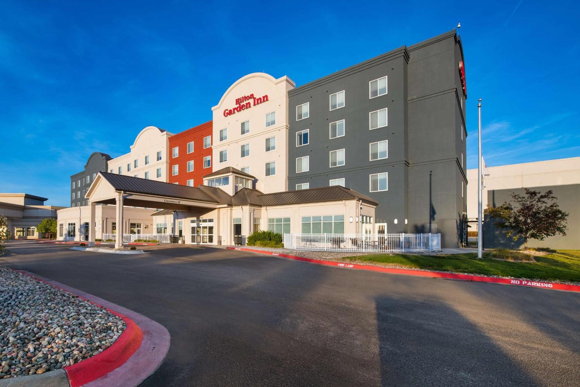 13 Business Hotels Near Hanscom Park That Deliver