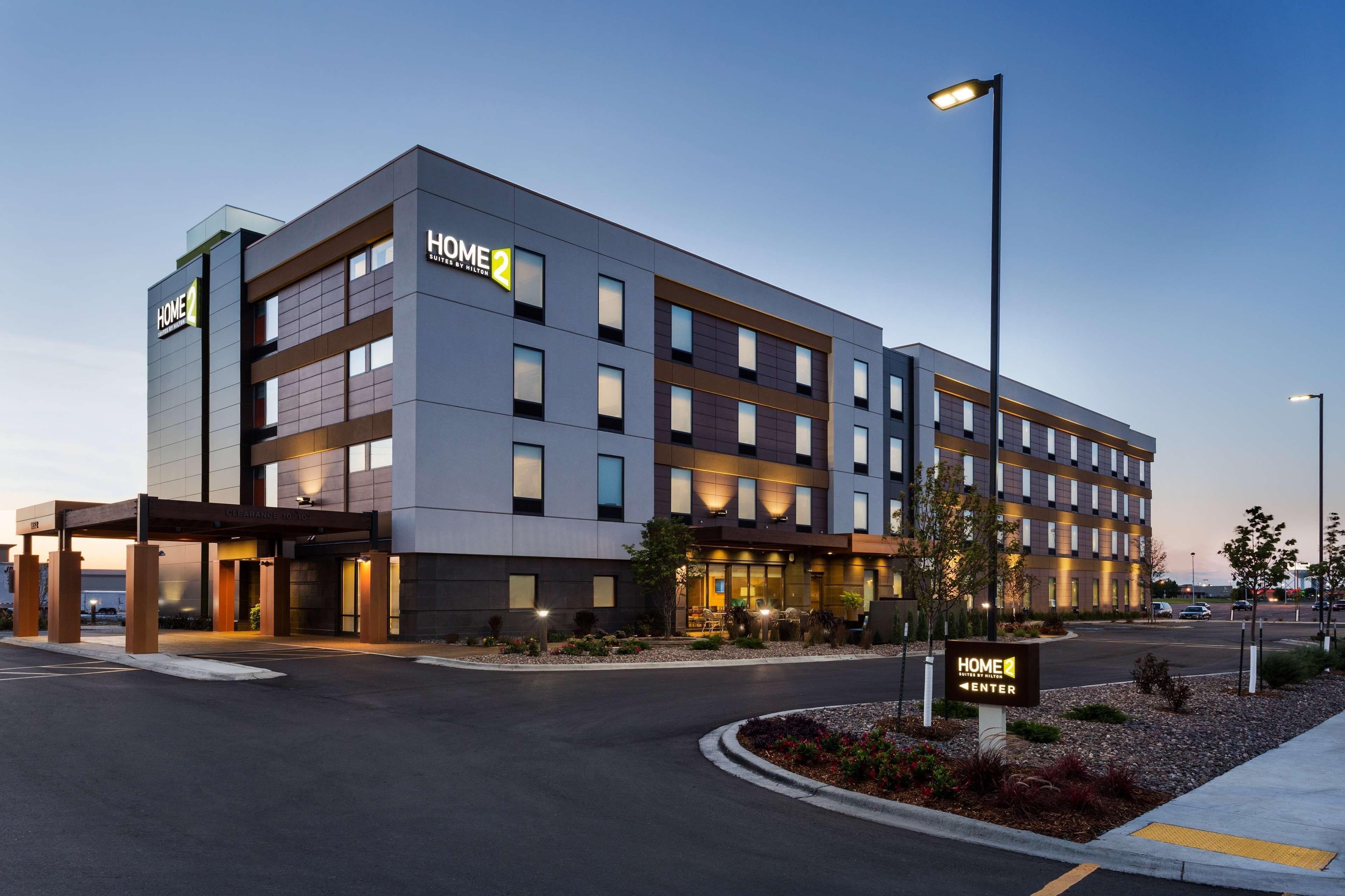15 Top-Rated Airport Hotels Close to Alex Nemzek Stadium