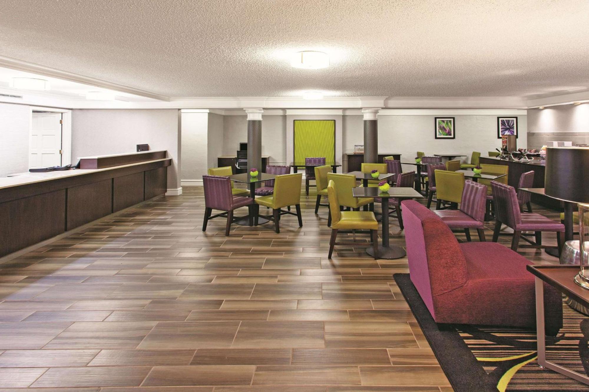 15 Business Hotels Near Ratcliffe Stadium That Deliver