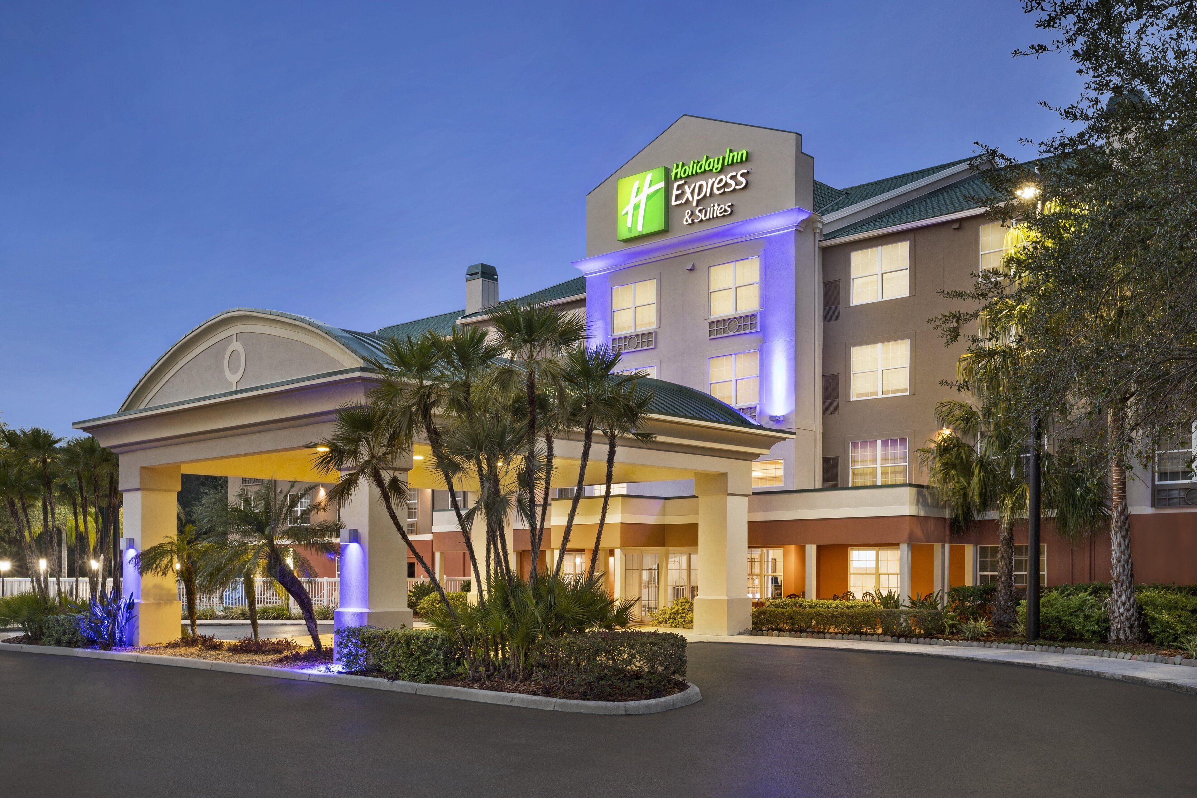 12 Business Hotels Near Pinecraft Park Worth Booking in Sarasota