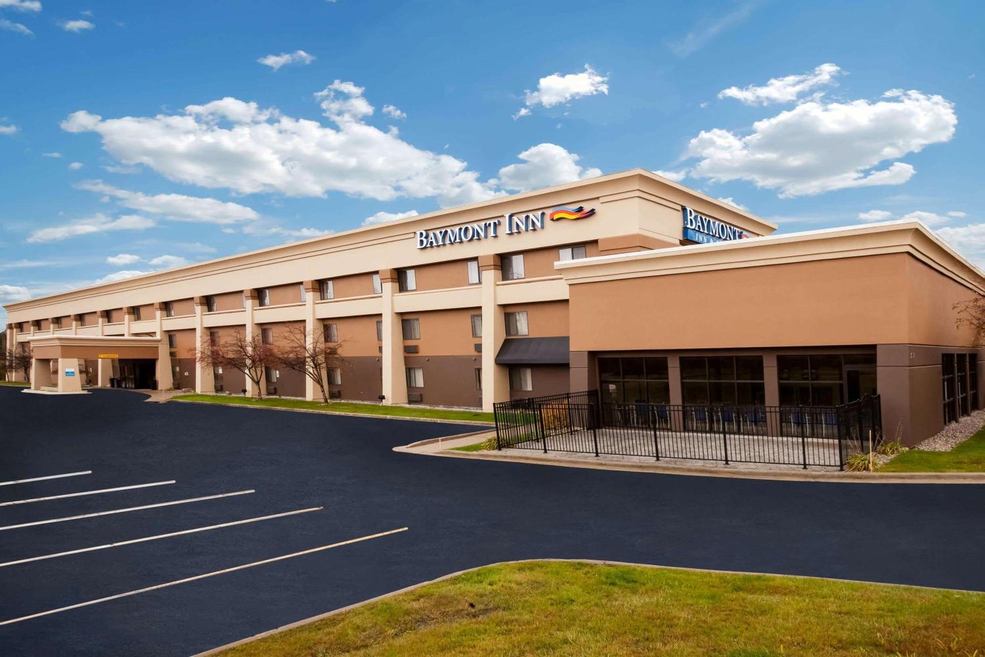 12 Smart Airport Hotels Near Grand Traverse Courthouse Marker