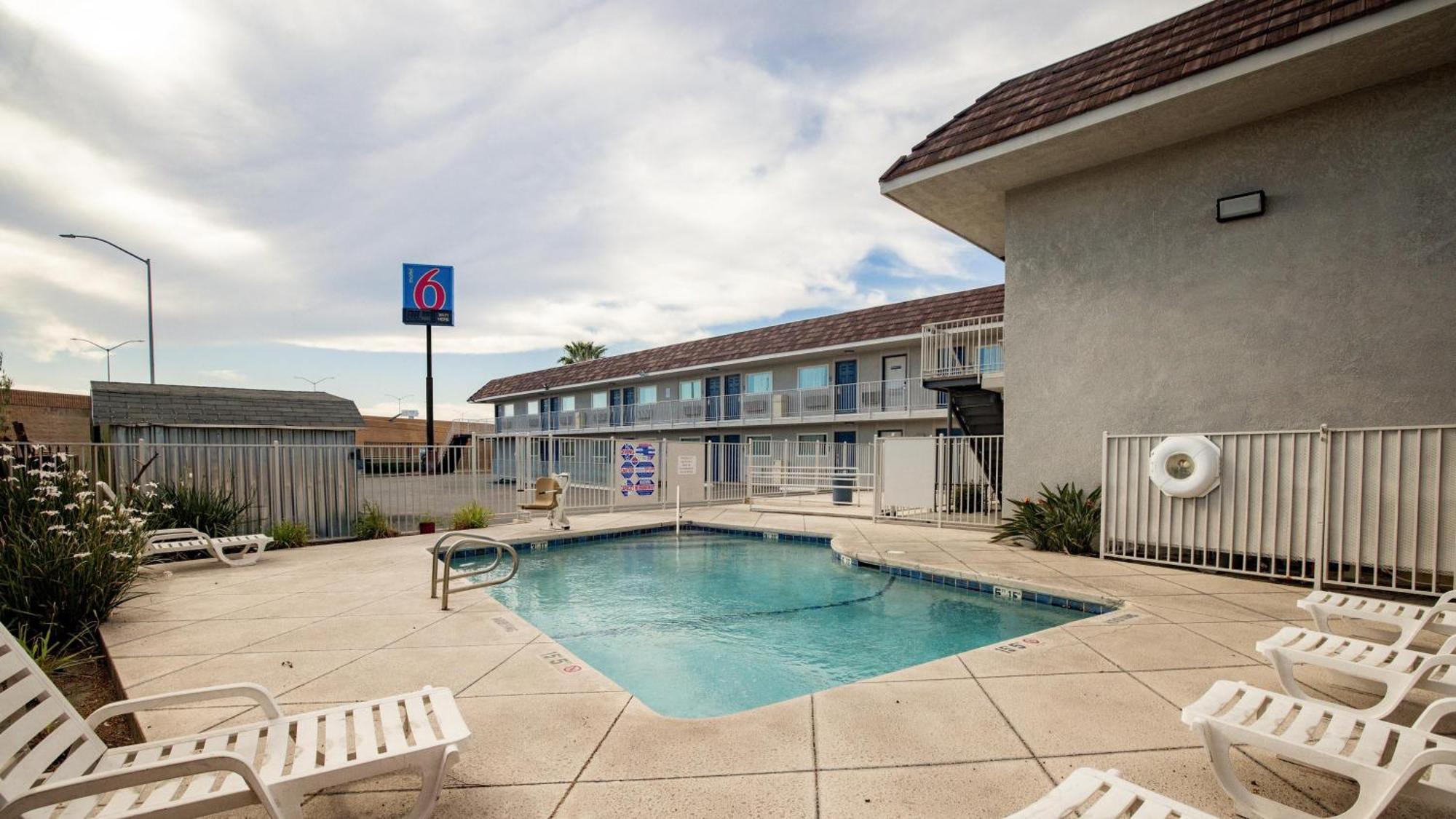 10 Airport Hotels Close to Ontario Museum of History & Art