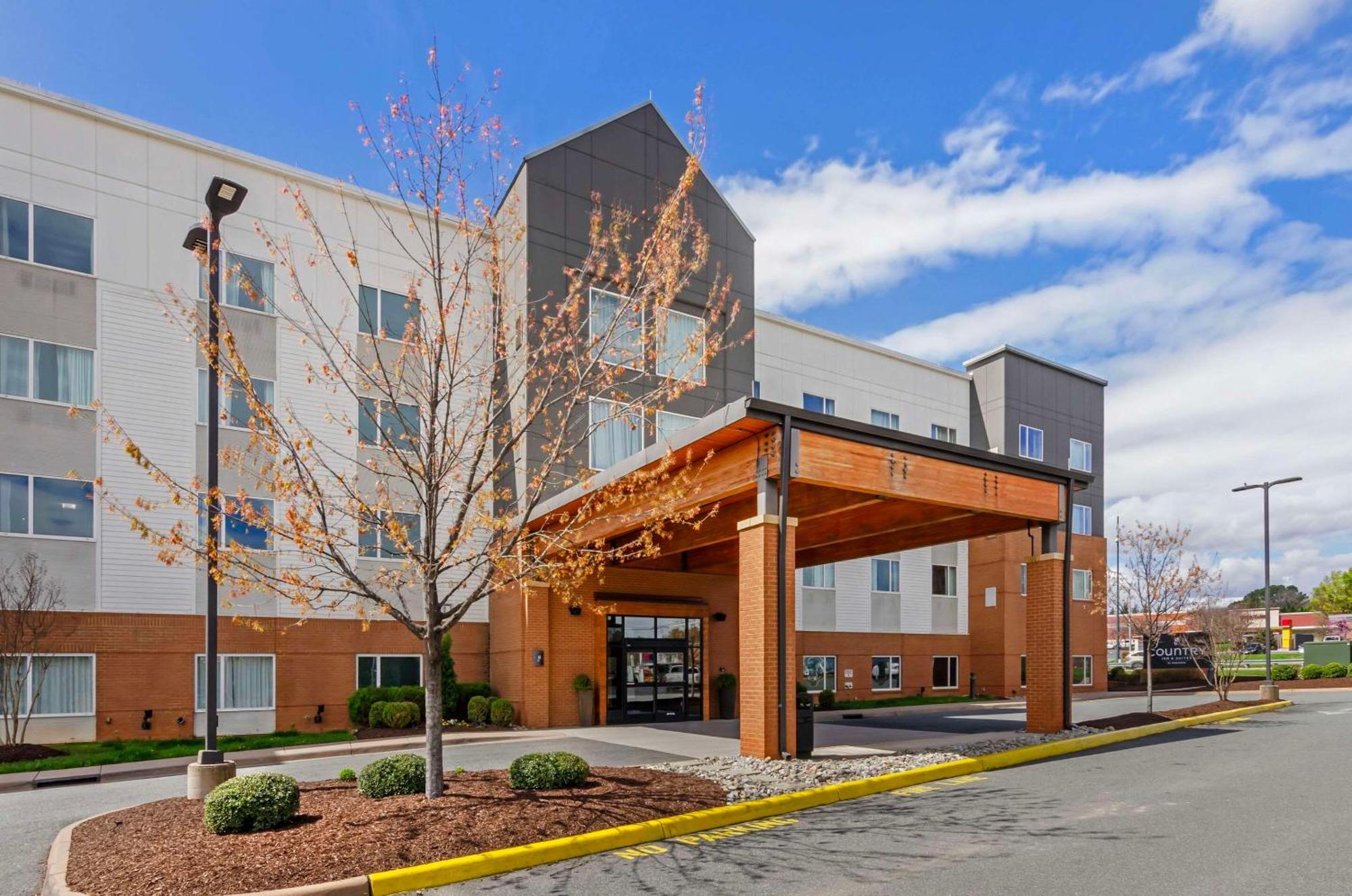 10 Smart Business Hotels Near University of Virginia Worth Booking