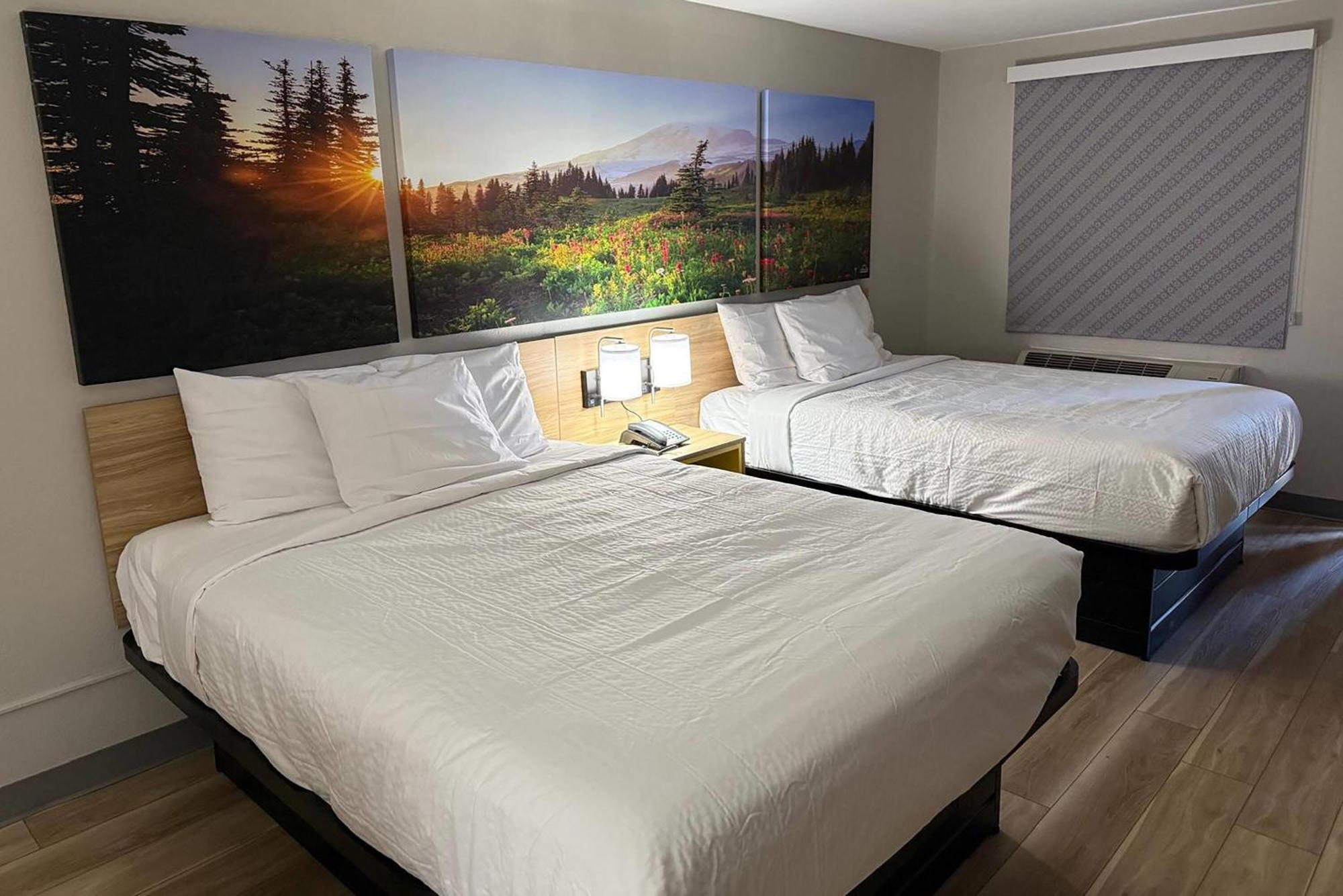 Staying Near Roy Powers Gallery: 10 Airport Hotels Compared