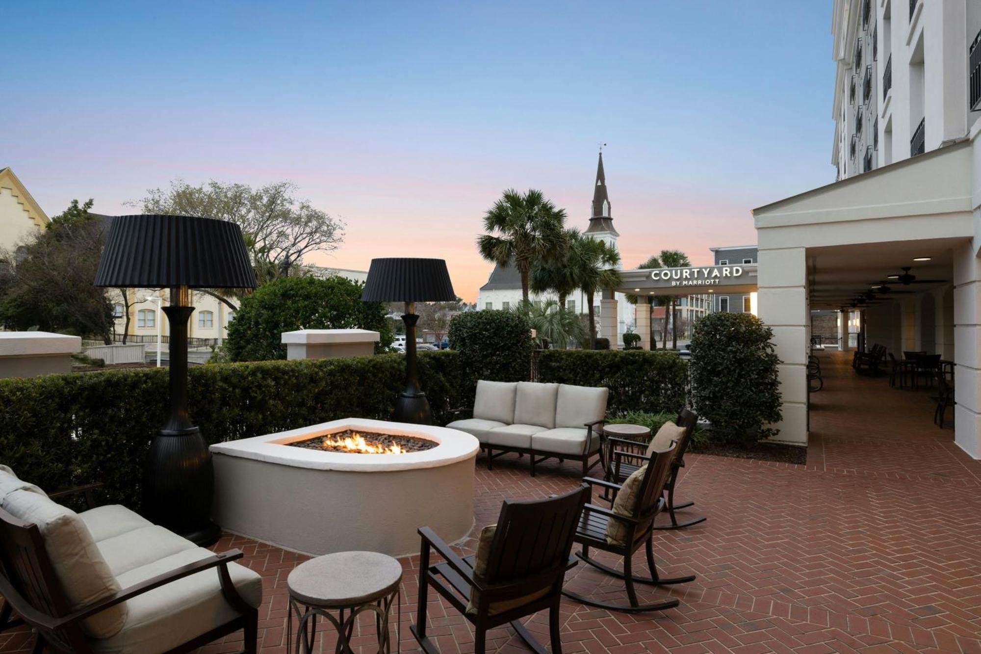 6 Romantic Hotels in Downtown Charleston That Deliver