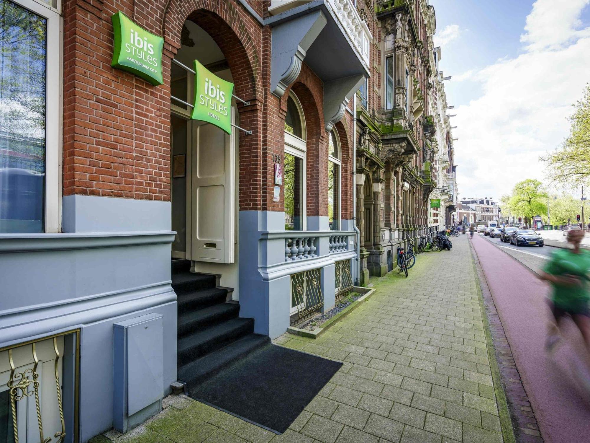 Staying in Oud Zuid: 4 Family Hotels Compared