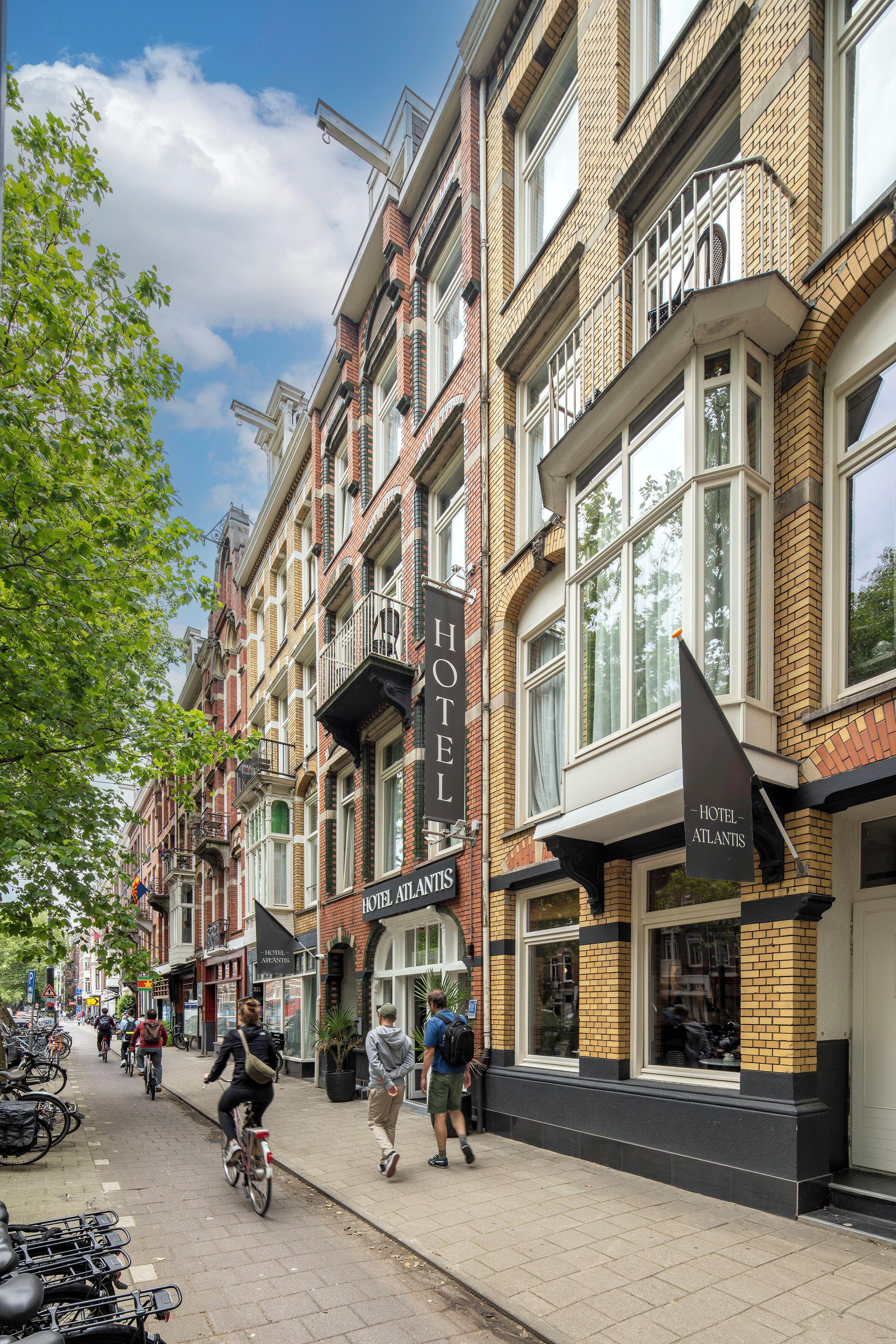 Staying Near Skinny Bridge: 7 Budget Hotels Compared