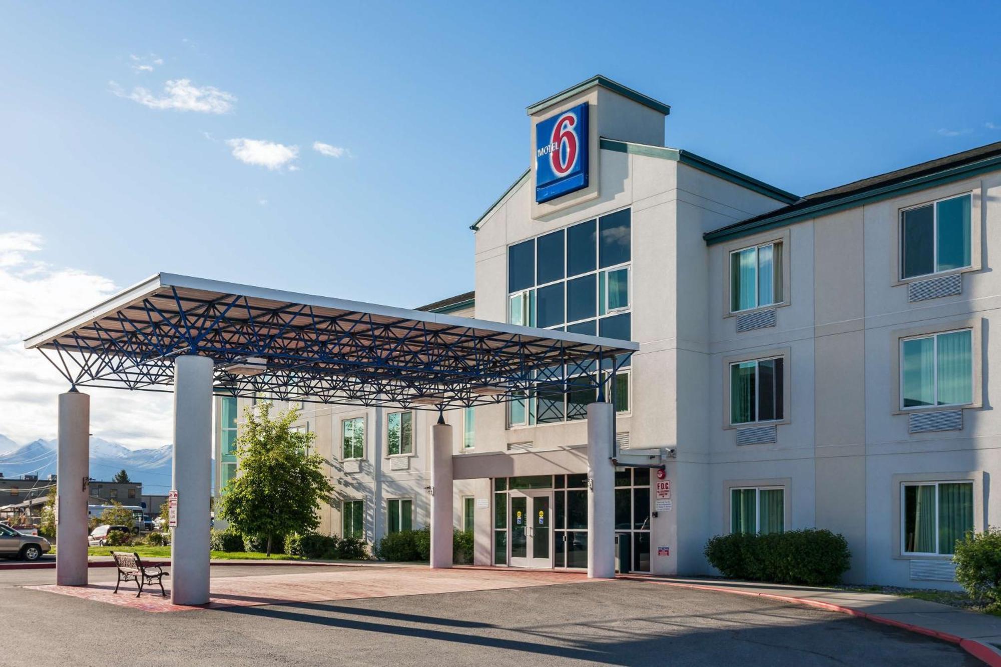 10 Airport Hotels Near Far North Gallery for Easy Anchorage Access