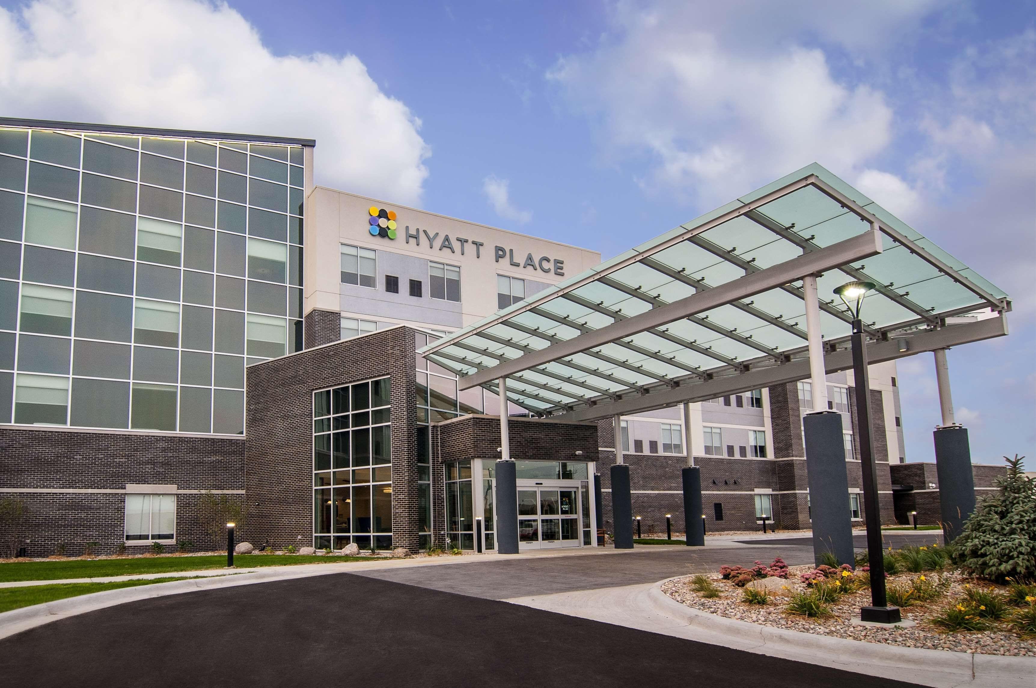 Staying Near Fireside Casino: 4 Airport Hotels Compared