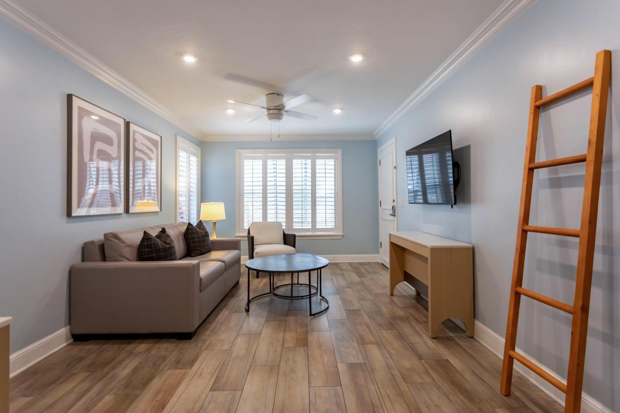 4 Central Hotels Near Spanish River Park Worth Booking