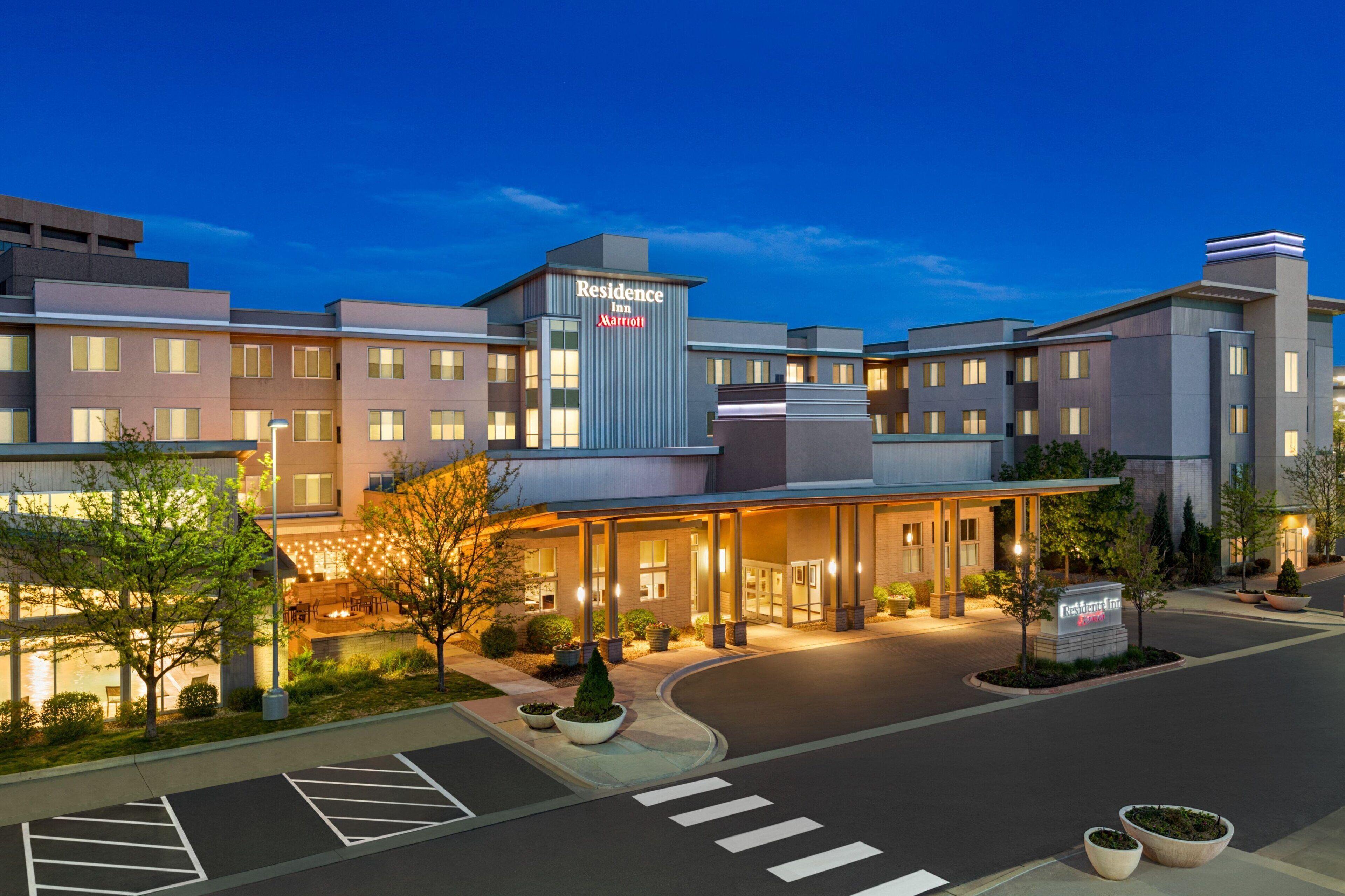 4 Business Hotels in Cherry Creek That Deliver
