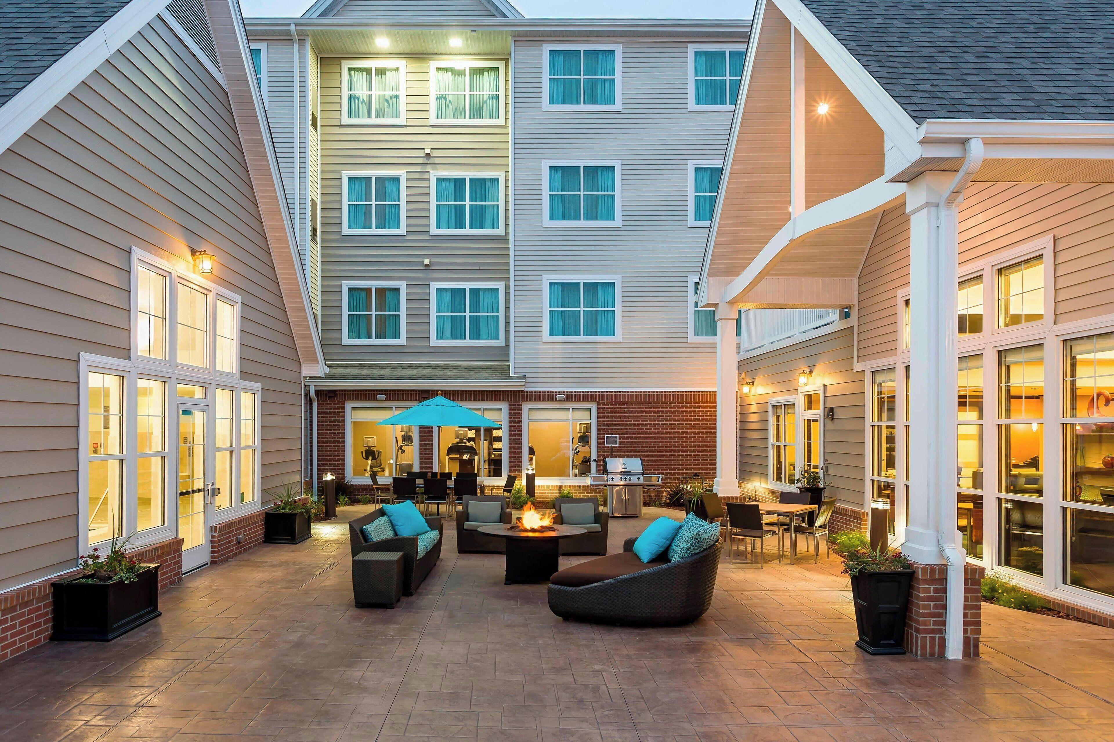 Where to Stay Near Blue Wolf Casino: 2 Airport Hotels in Fargo