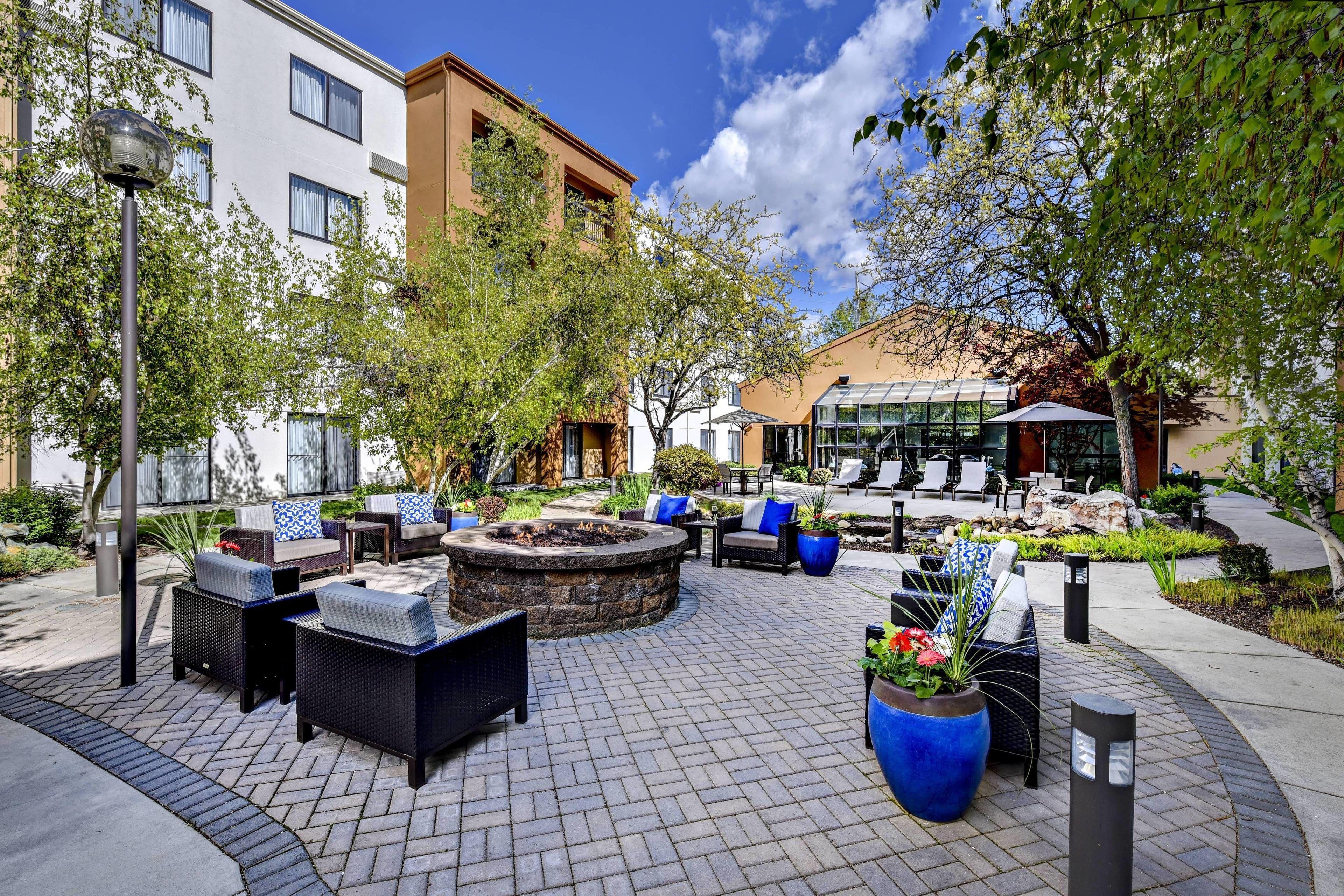 4 Smart Airport Hotels Near Famous Idaho Potato Bowl