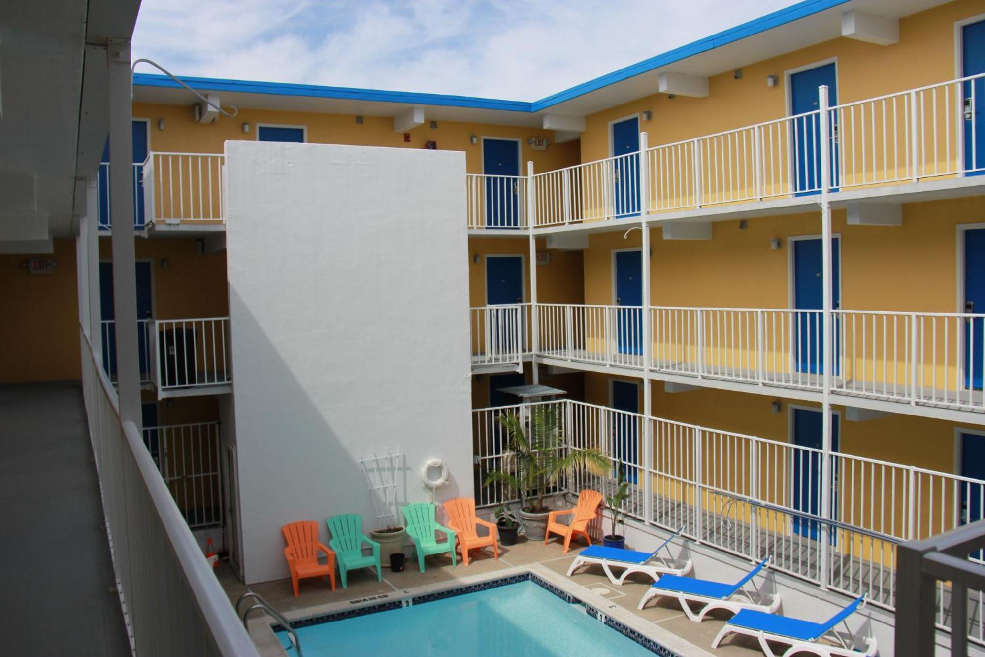 5 Central Hotels Near Splash Mountain Water Park for Easy Beach Access